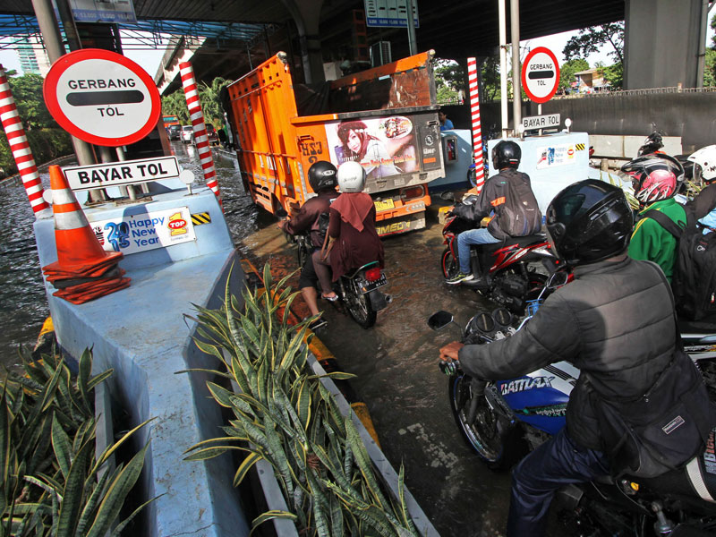 Sepeda motor memasuki pintu tol, beberapa waktu lalu.