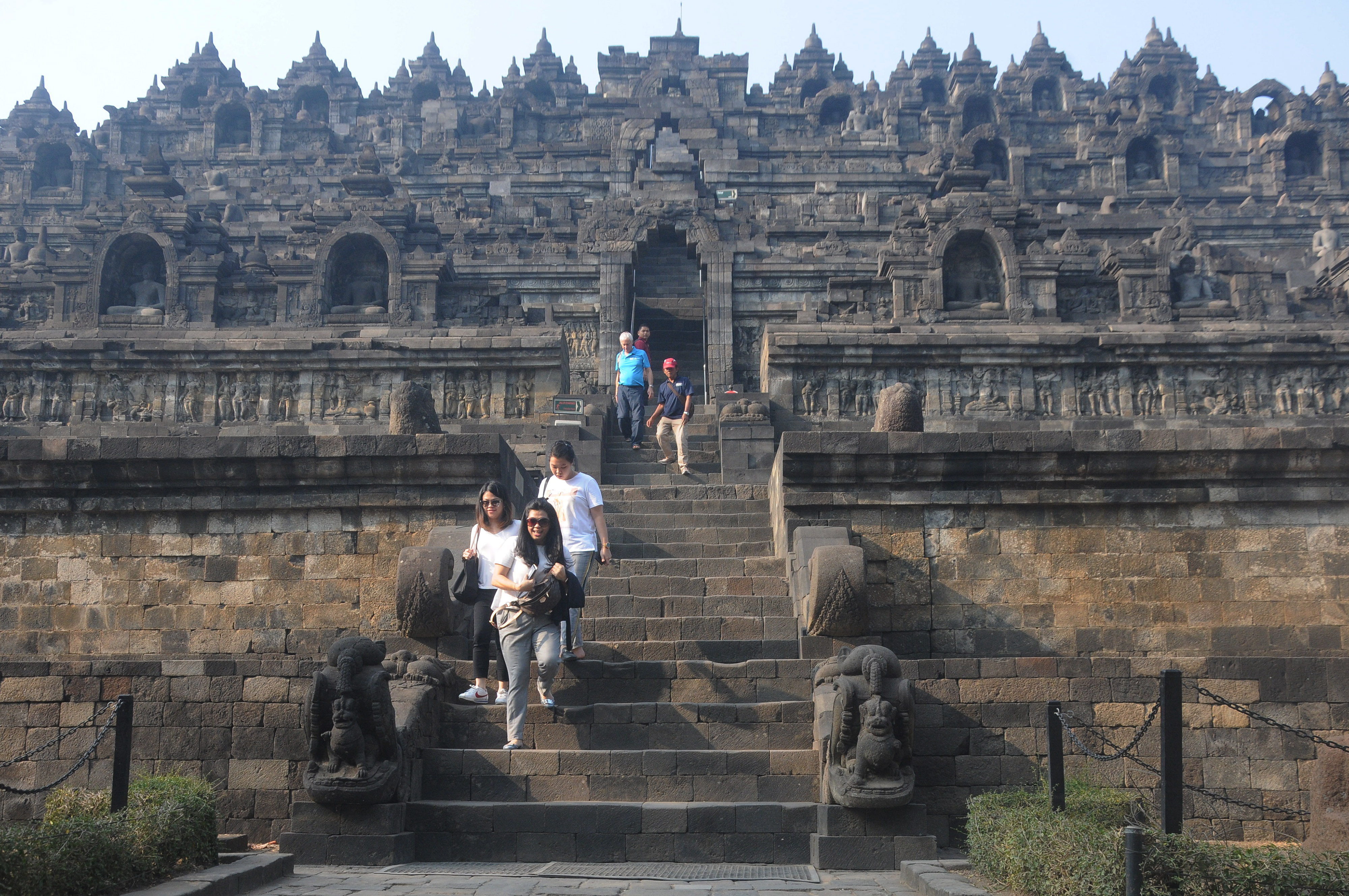 Wisatawan berwisata di Candi Borobudur, Magelang, Jawa tengah yang masuk salah satu Kawasan Pariwisata Nasional