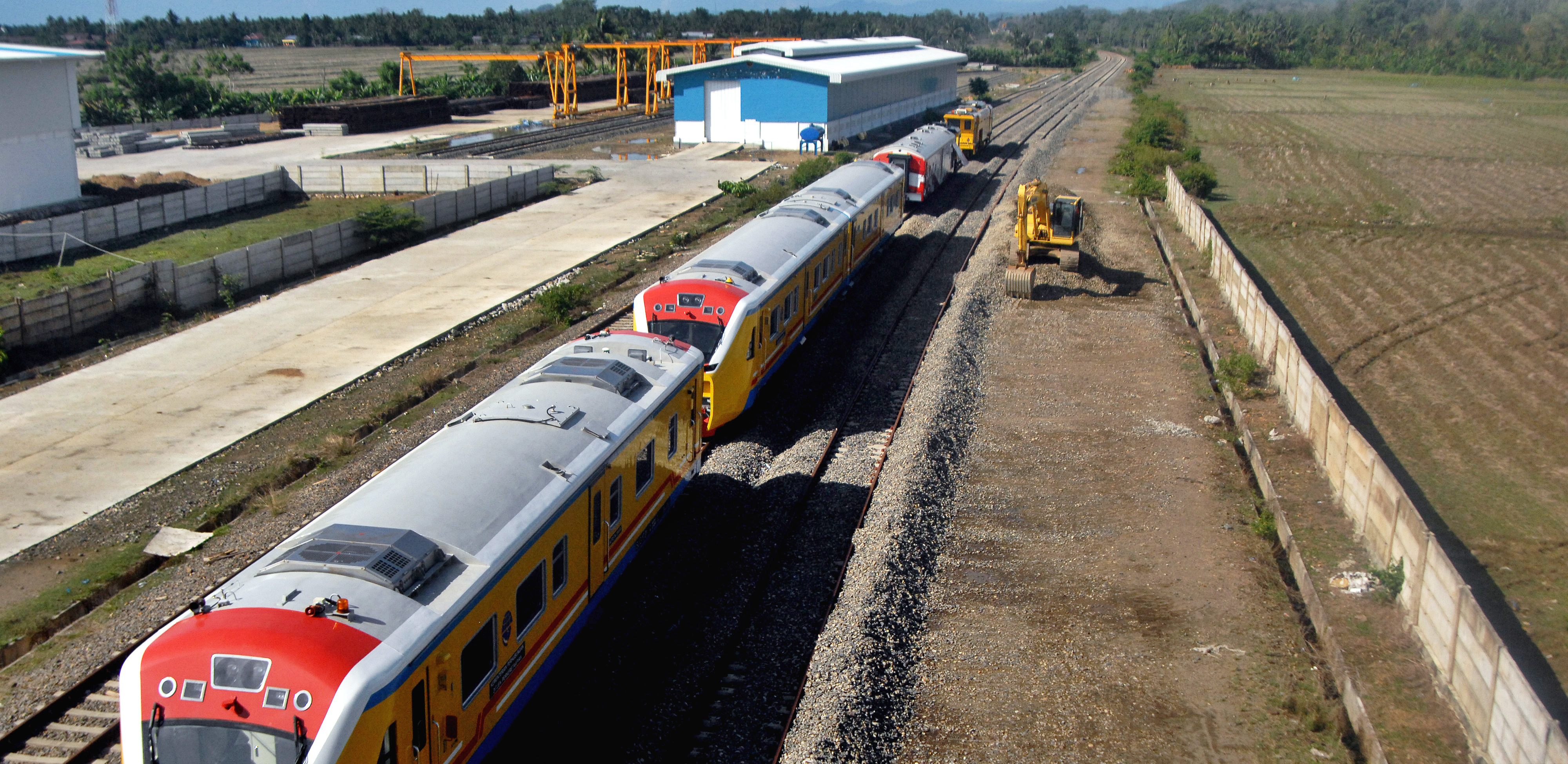  Kendaraan operasional berada di areal pengerjaan proyek rel kereta api trans Sulawesi di Desa Pekkae, Kabupaten Barru, Sulawesi Selatan, 