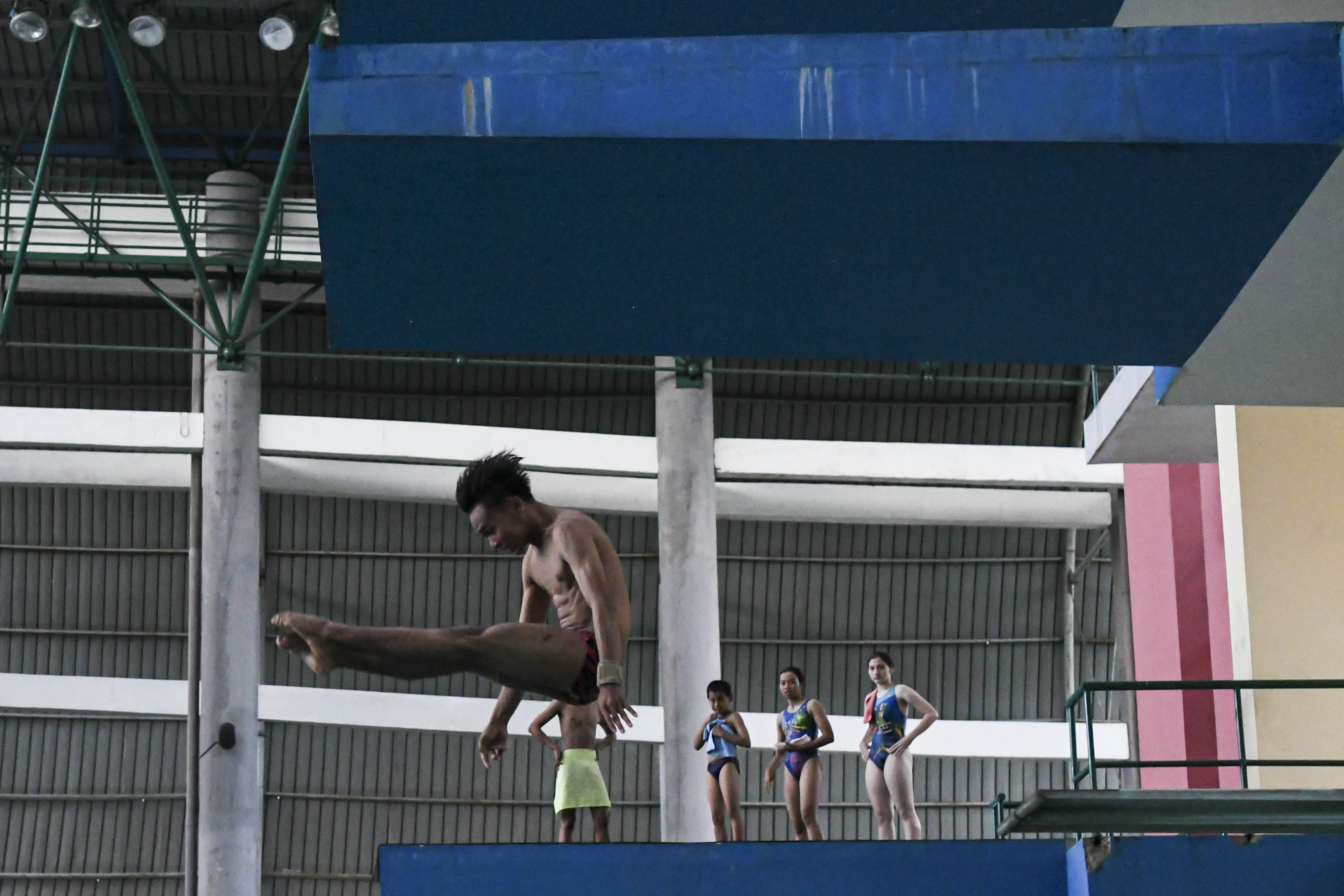 Sejumlah atlet Loncat Indah kontingen Sumatera Selatan menjalani sesi latihan di Jakabaring Aquatic Stadium, jelang PON Papua 2020.