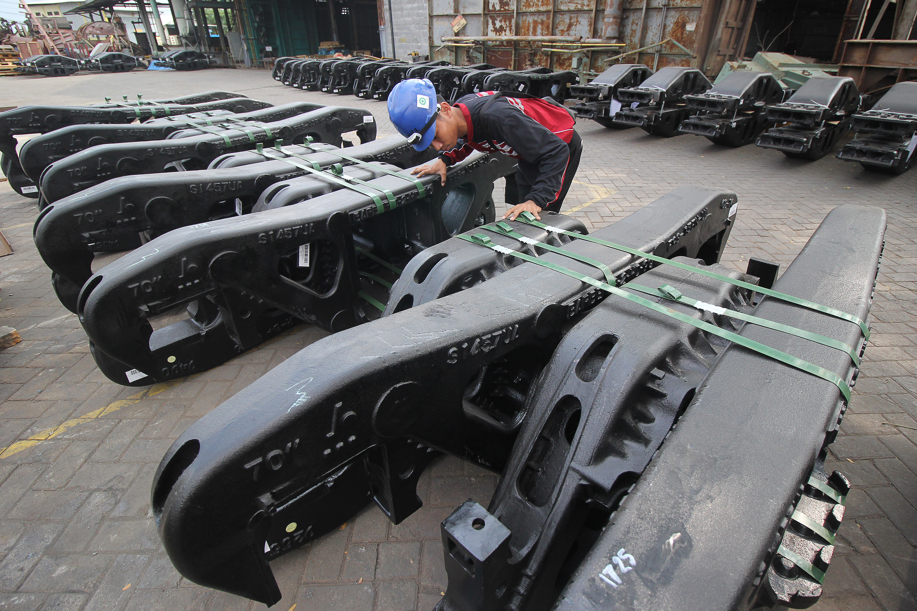  Pekerja menyiapkan komponen kereta api berupa bogie (sasis gerbong) yang akan dieskpor di Gresik, Jawa Timur, Kamis (25/8/2019).