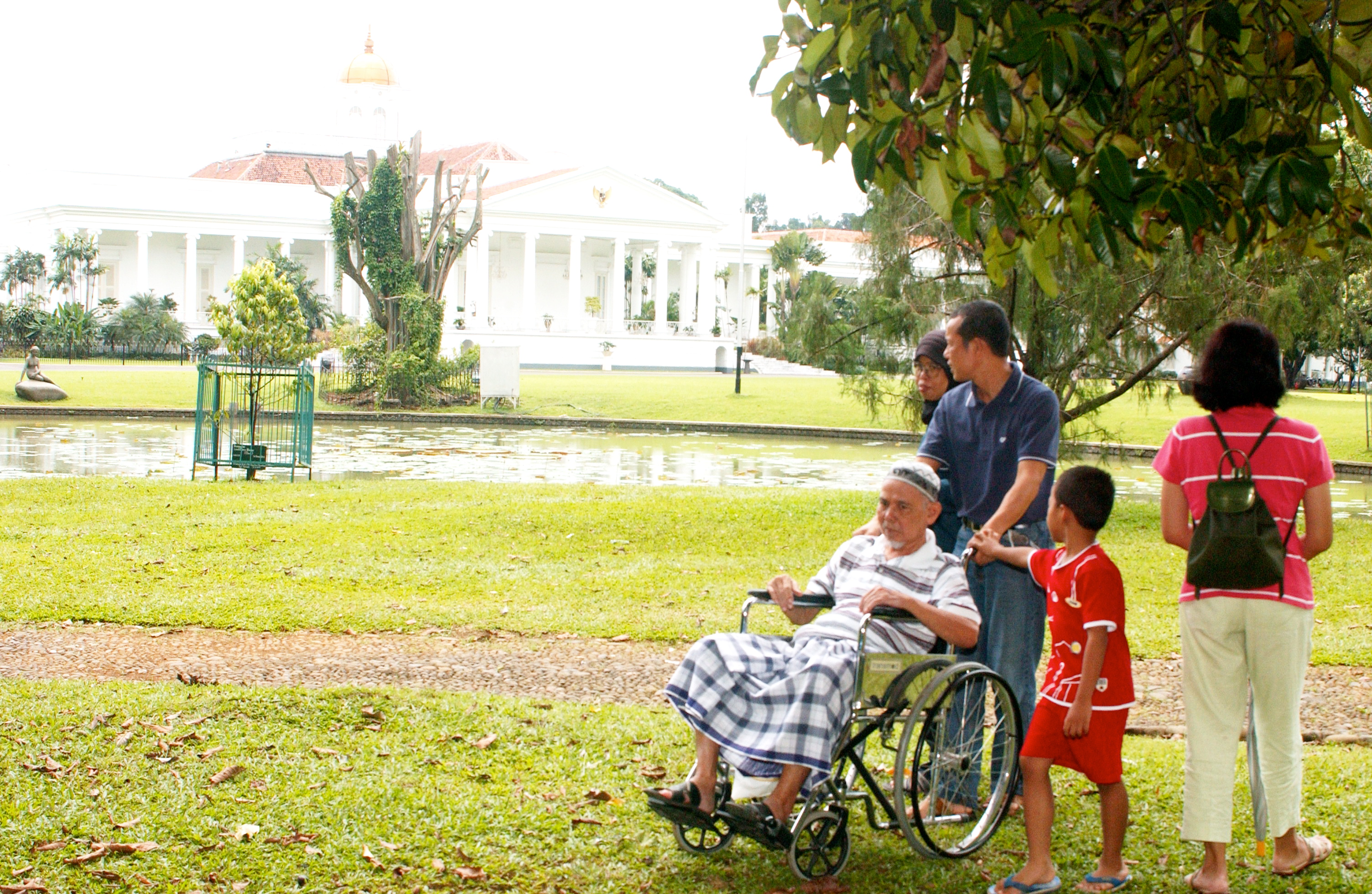 Sebuah keluarga menikmati suasana alam terbuka Kebun Raya Bogor (KRB), Jabar, 