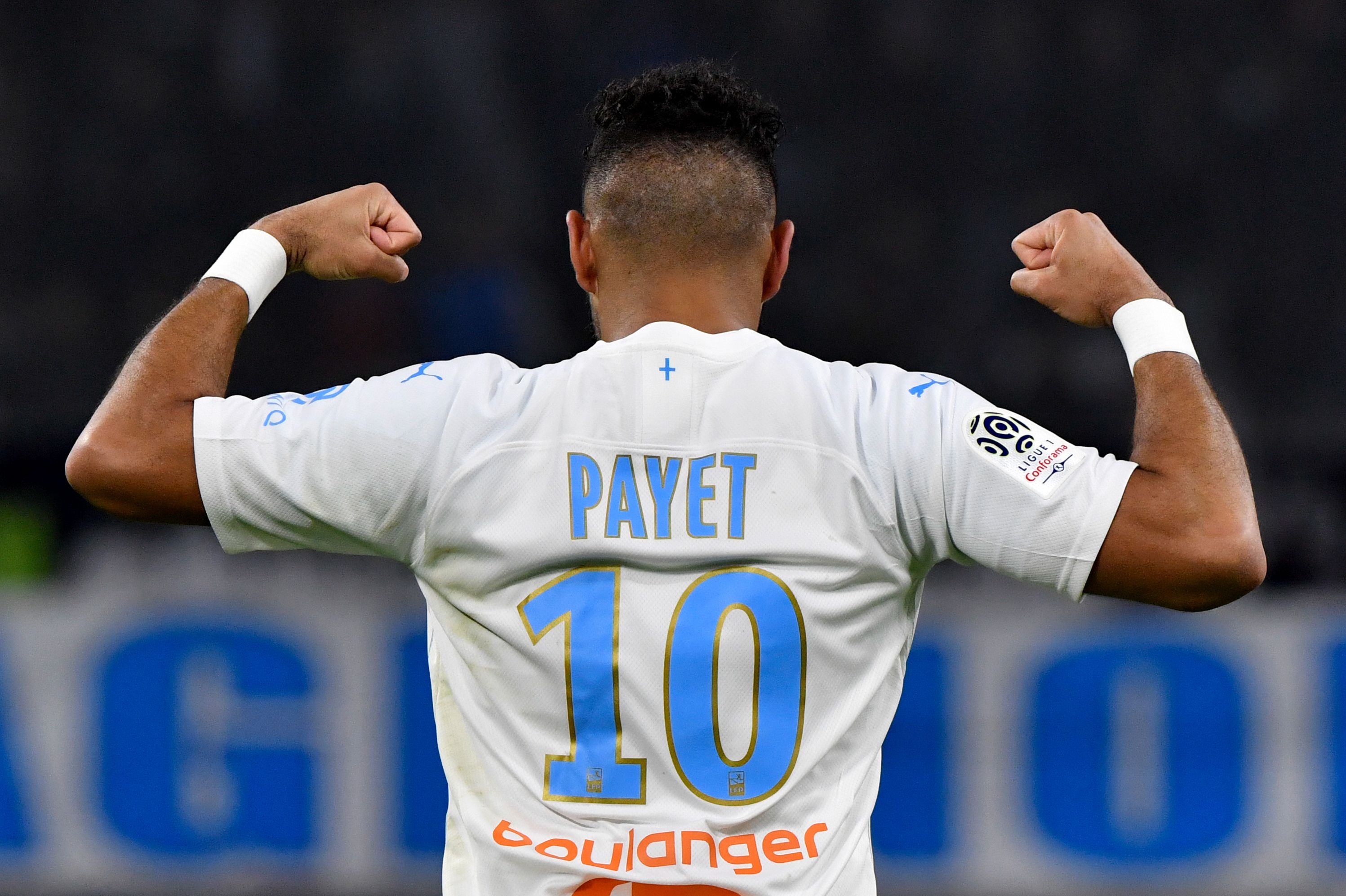 Gelandang Marseille Dimitri Payet melakukan selebrasi usai mencetak gol ke gawang Toulouse.
