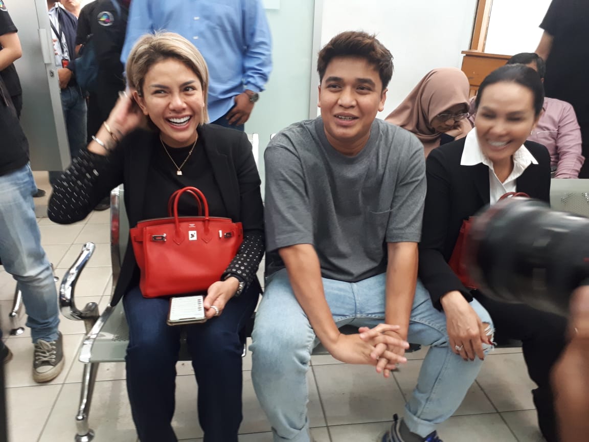 Selebriti Nikita Mirzani menjalani sidang perdana didampingi rekannya, Billy Syahputra dan Fitri Salhuteru, di PN Jakarta Selatan.