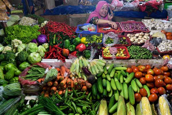 Pedagang menata sayuran yang dijual di Pasar Minggu, Jakarta Selatan.