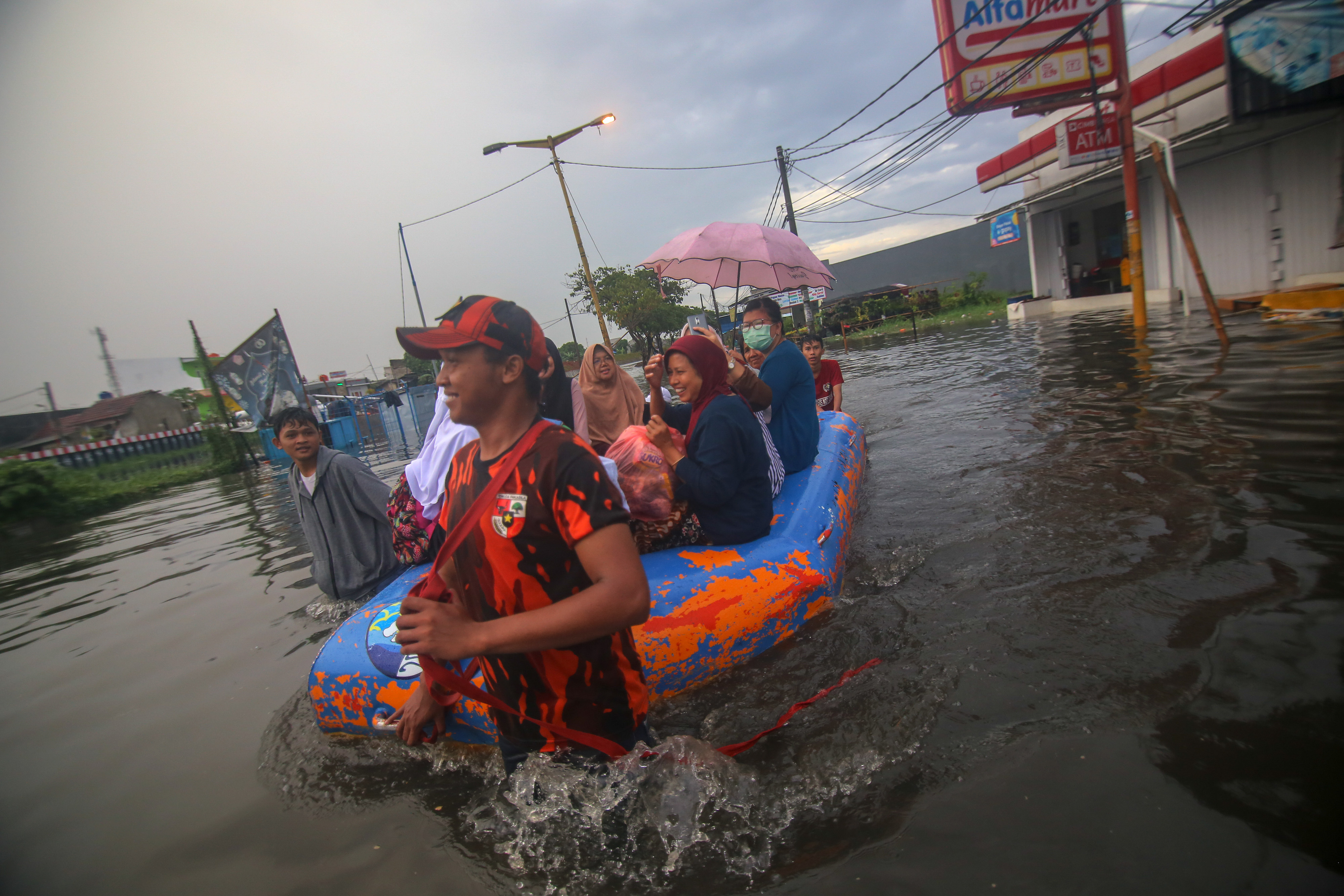 Warga dievakuasi menggunakan perahu di Total Persada, Periuk, Kota Tangerang, Banten