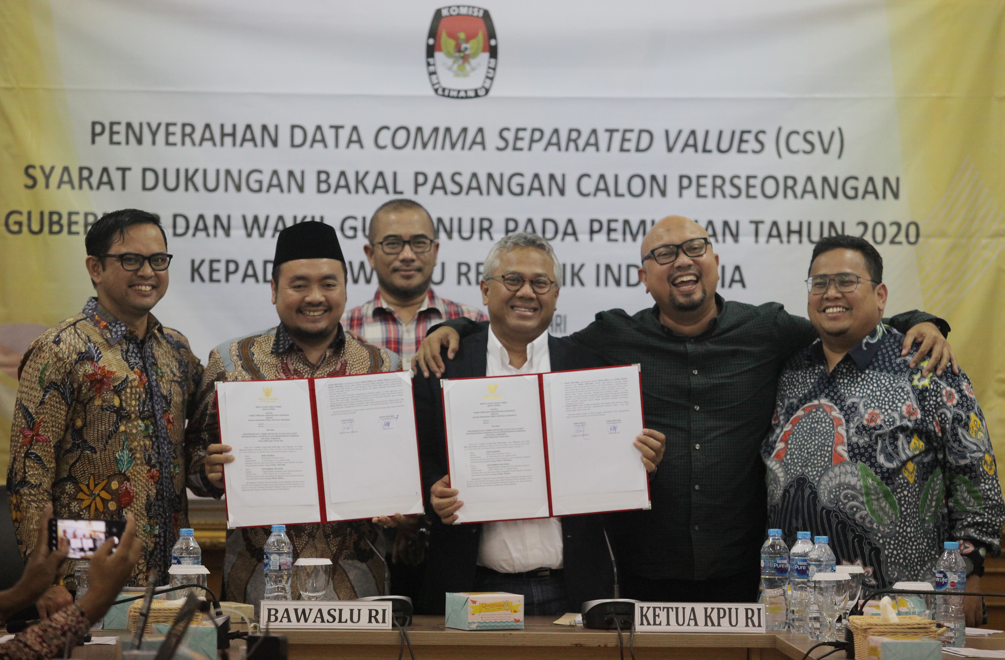KPU RI menyerahkan Data Comma Separated Values (CSV) kepada Bawaslu RI di Jakarta.