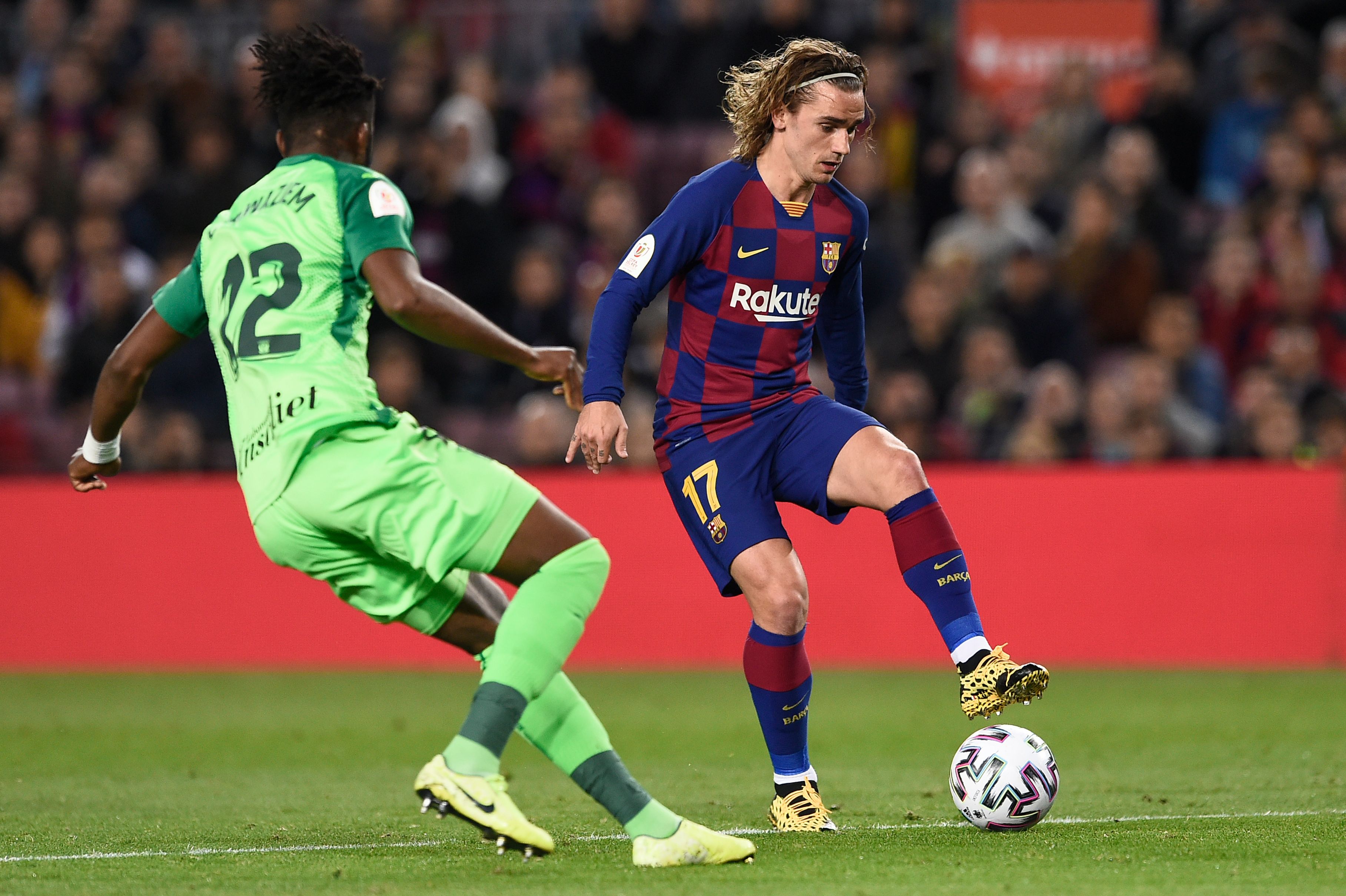 Aksi penyerang Barcelona Antoine Griezmann (kanan) yang dibayangi bek Leganes Chidozie Awaziem.