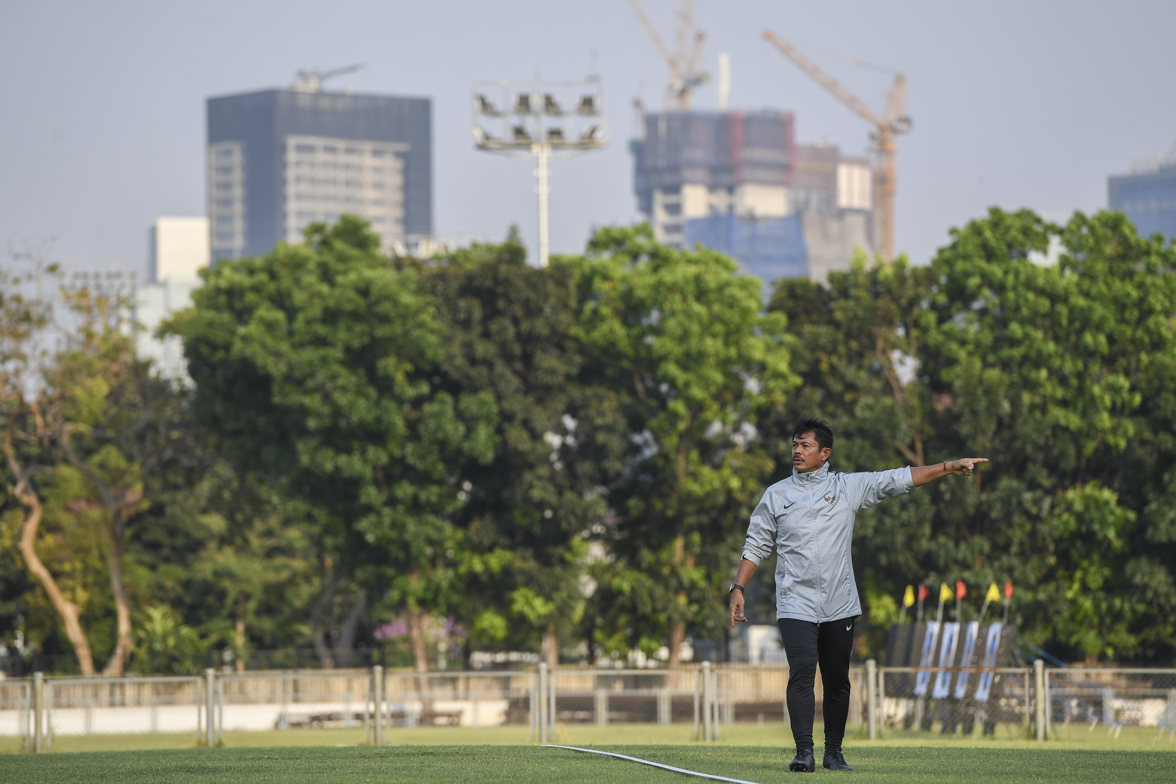 Aksi Indra Sjafri saat memimpin latihan timnas U-23. 