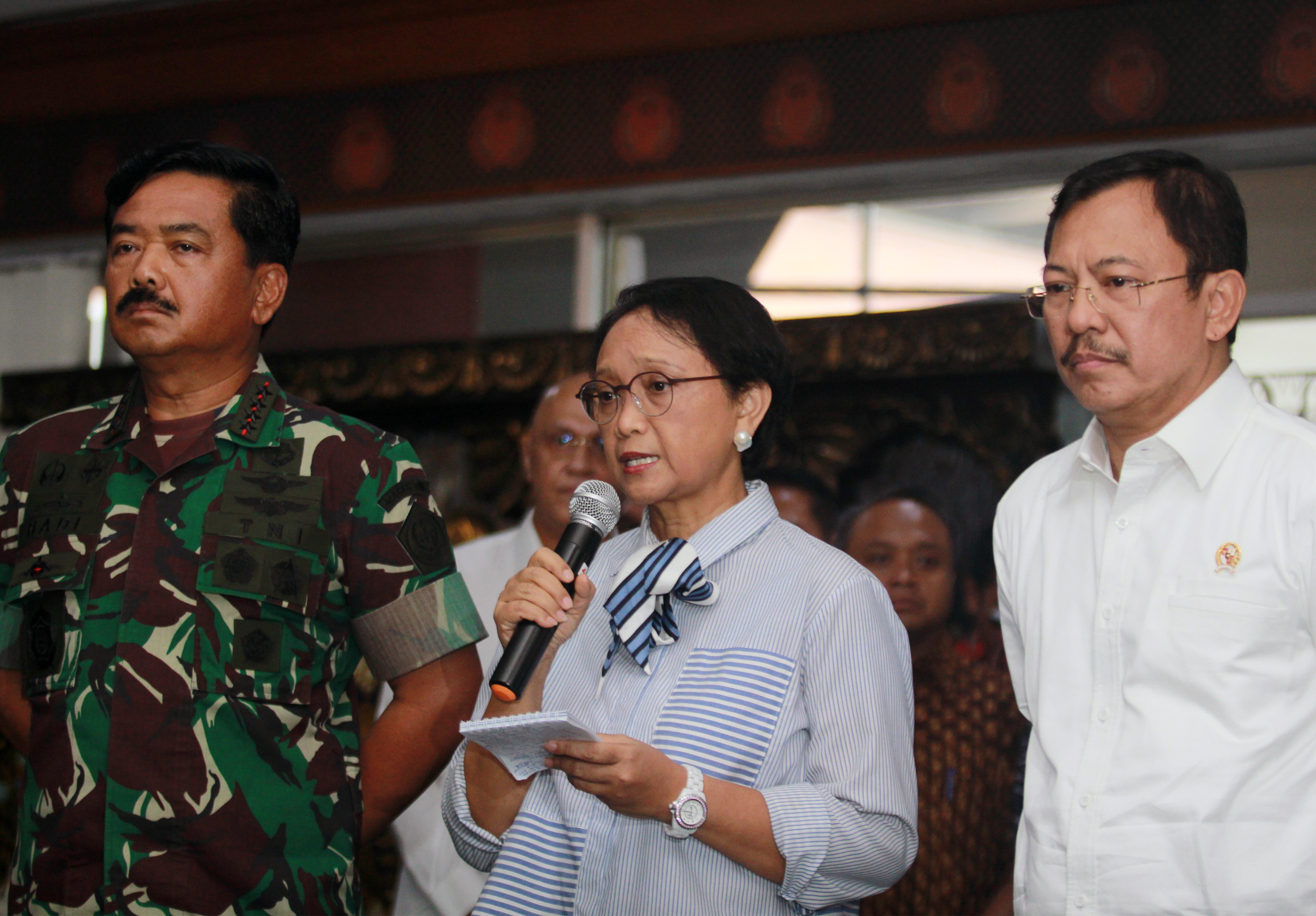 Panglima TNI Marsekal Hadi Tjahjanto, Menteri Luar Negeri Retno Marsudi, Menteri Kesehatan Terawan Agus Putranto di Bandara Soekarno-Hatta