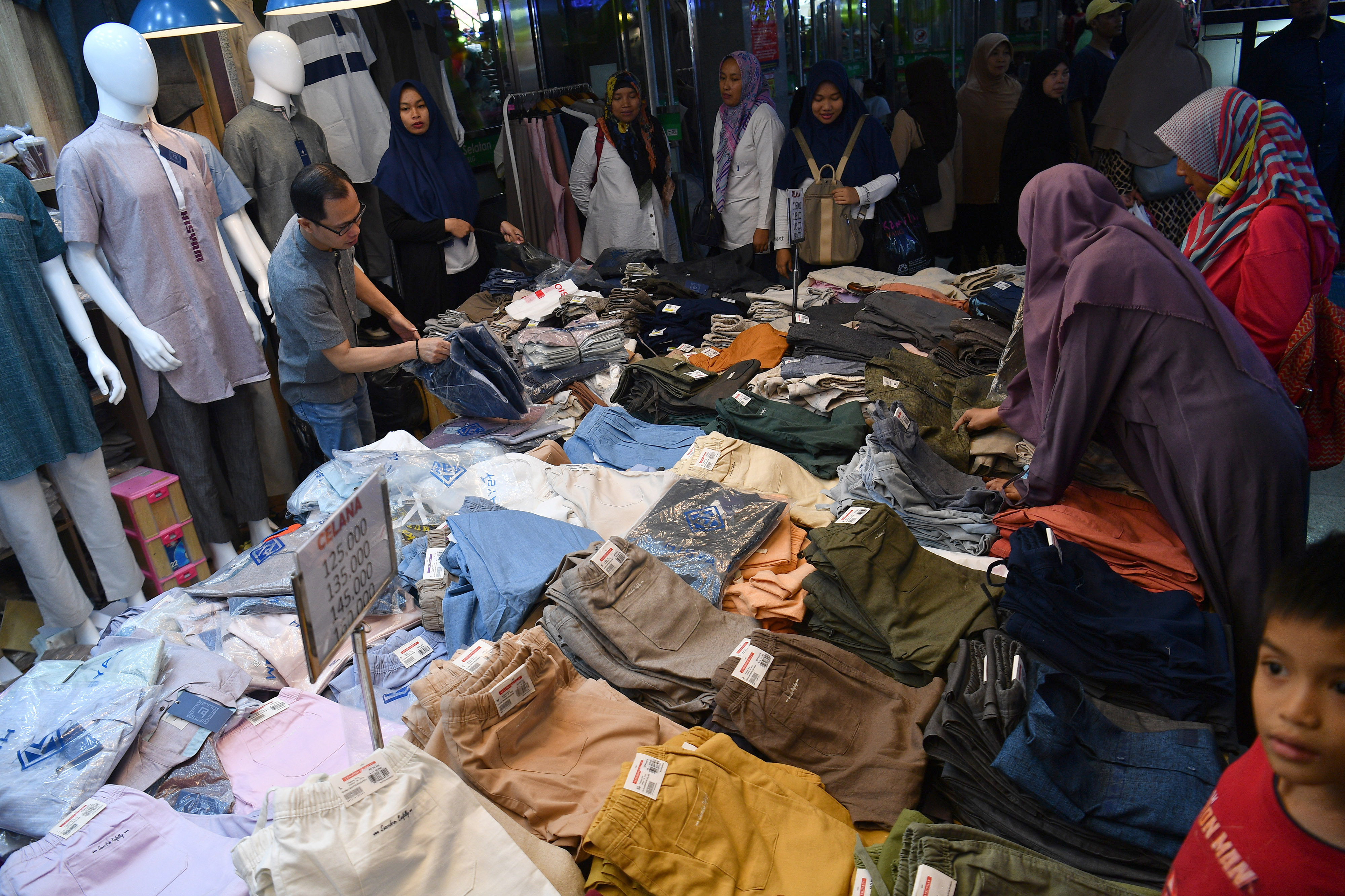  Calon pembeli memilih pakaian di Pasar Tanah Abang, Jakarta Pusat, Rabu (10/4/2019).