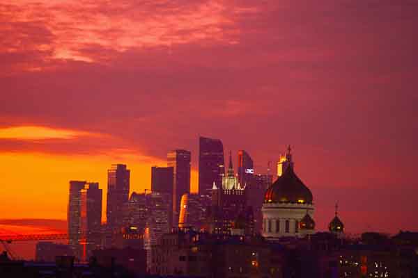 Suasana matahari terbenam di kota Moskow, Rusia.