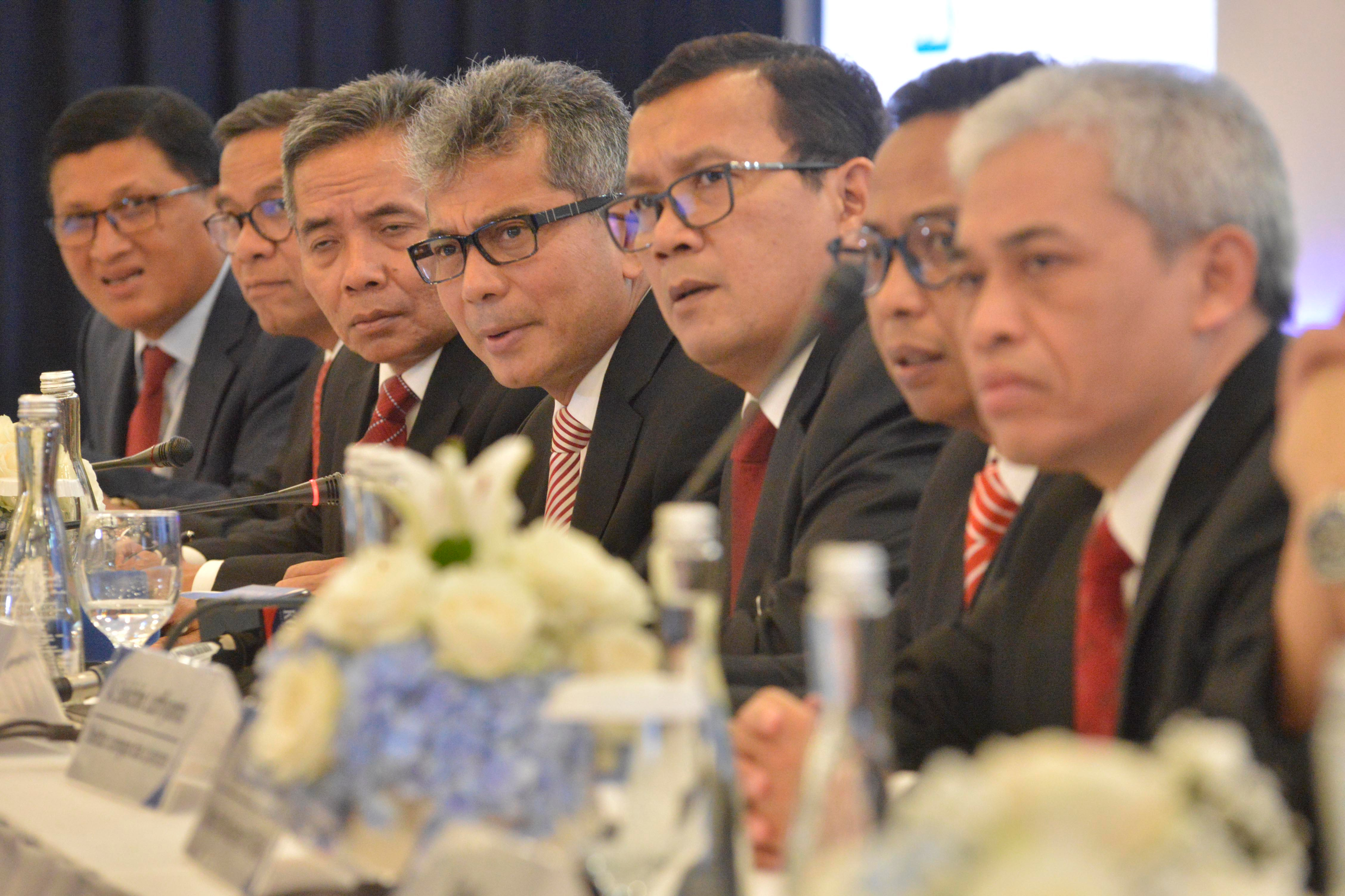Direktur Utama Bank Rakyat Indonesia (BRI) Sunarso (tengah) bersama dengan jajaram direksi BRI memberikan keterangan pers.