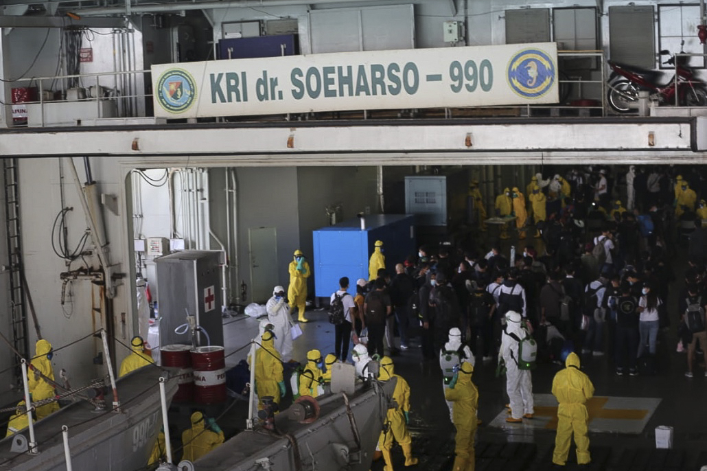 WNI awak kapal World Dream menaiki geladak KRI dr Soeharso yang difasilitasi TNI AL di Selat Durian Kepulauan Riau, Rabu (26/2).