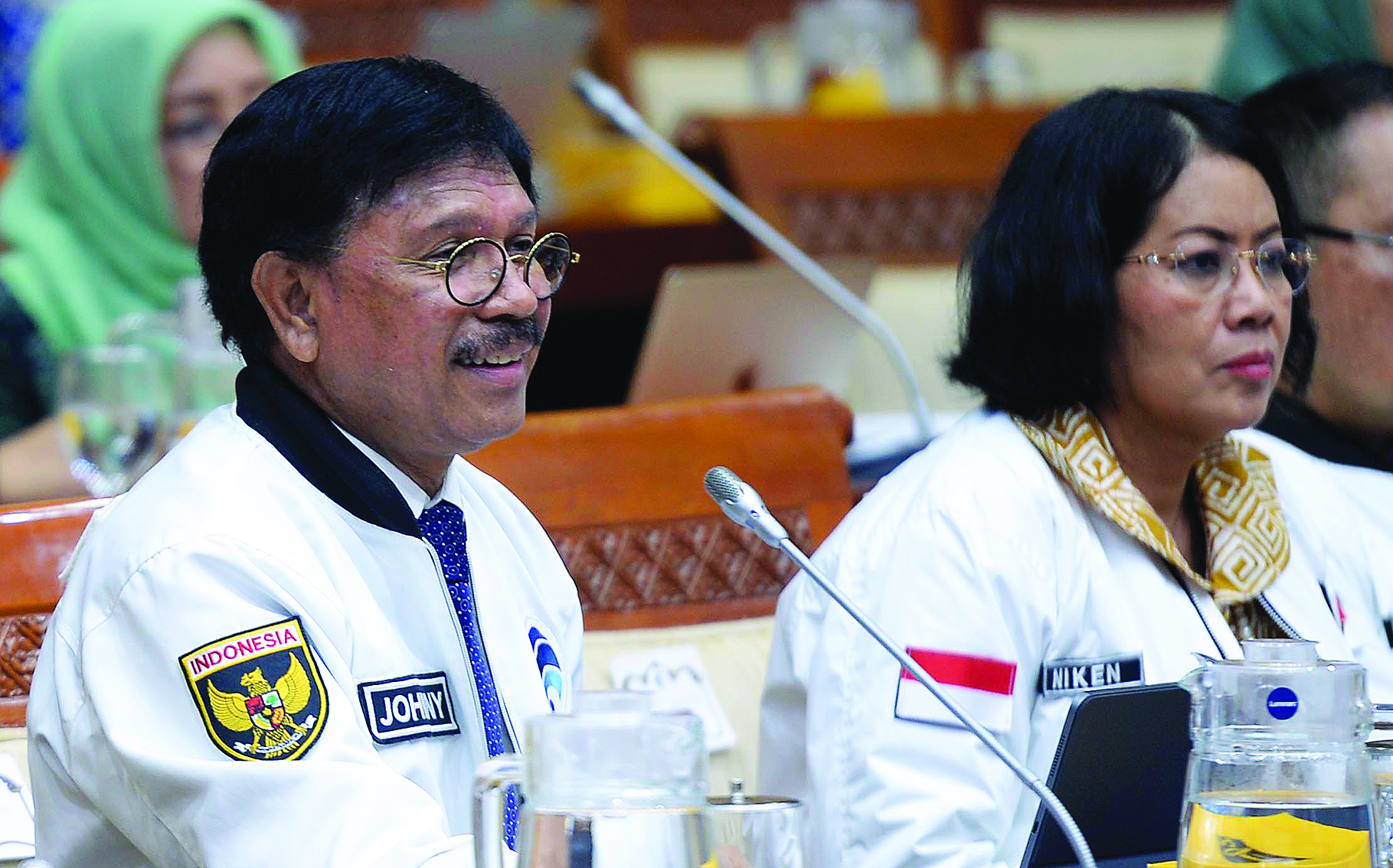 Menteri Komunikasi dan Informatika Johnny G Plate (kiri) menghadiri rapat dengan Komisi I DPR yang membahas RUU Perlindungan Data Pribadi.