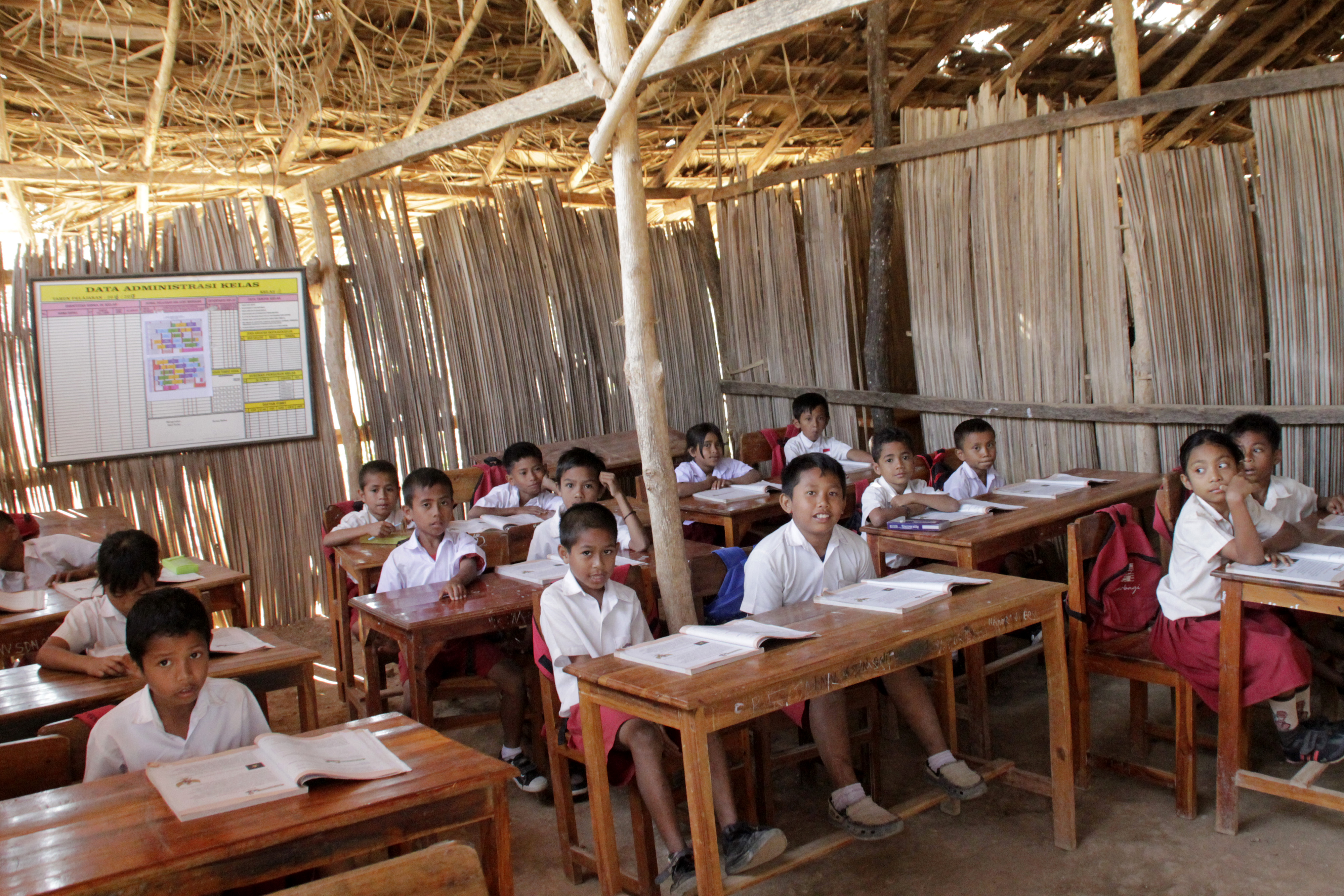 Sejumlah pelajar berada di ruang kelas sekolah darurat di SDN Onitua, Desa Tesabela, Kecamatan Kupang Barat, Kabupaten Kupang, NTT