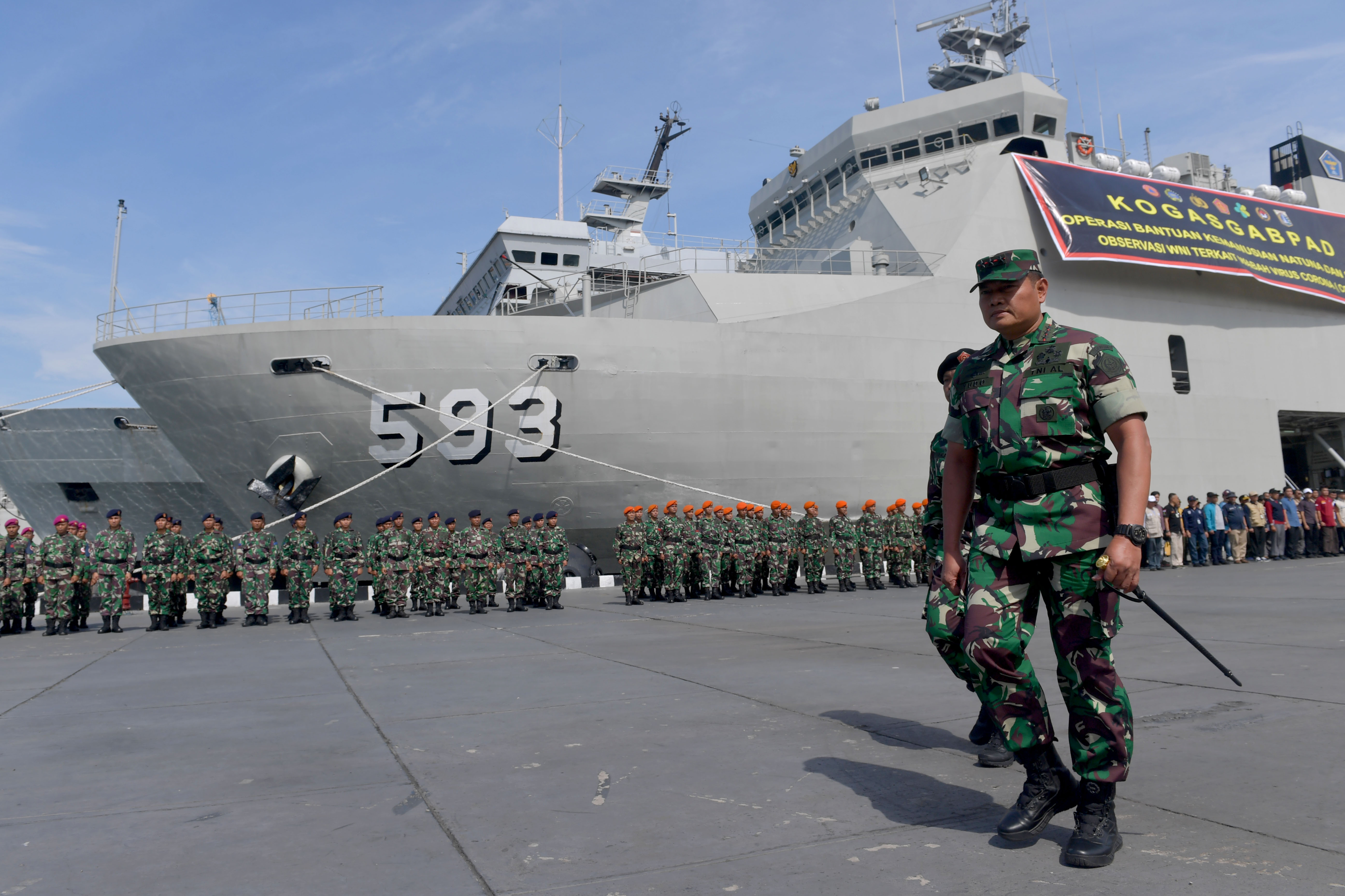 Pangkogabwilhan I Laksamana Madya TNI Yudo Margono (kiri) menginspeksi pasukan Upacara Satgas Bantuan Kemanusiaan WNI di Pulau Sebaru.