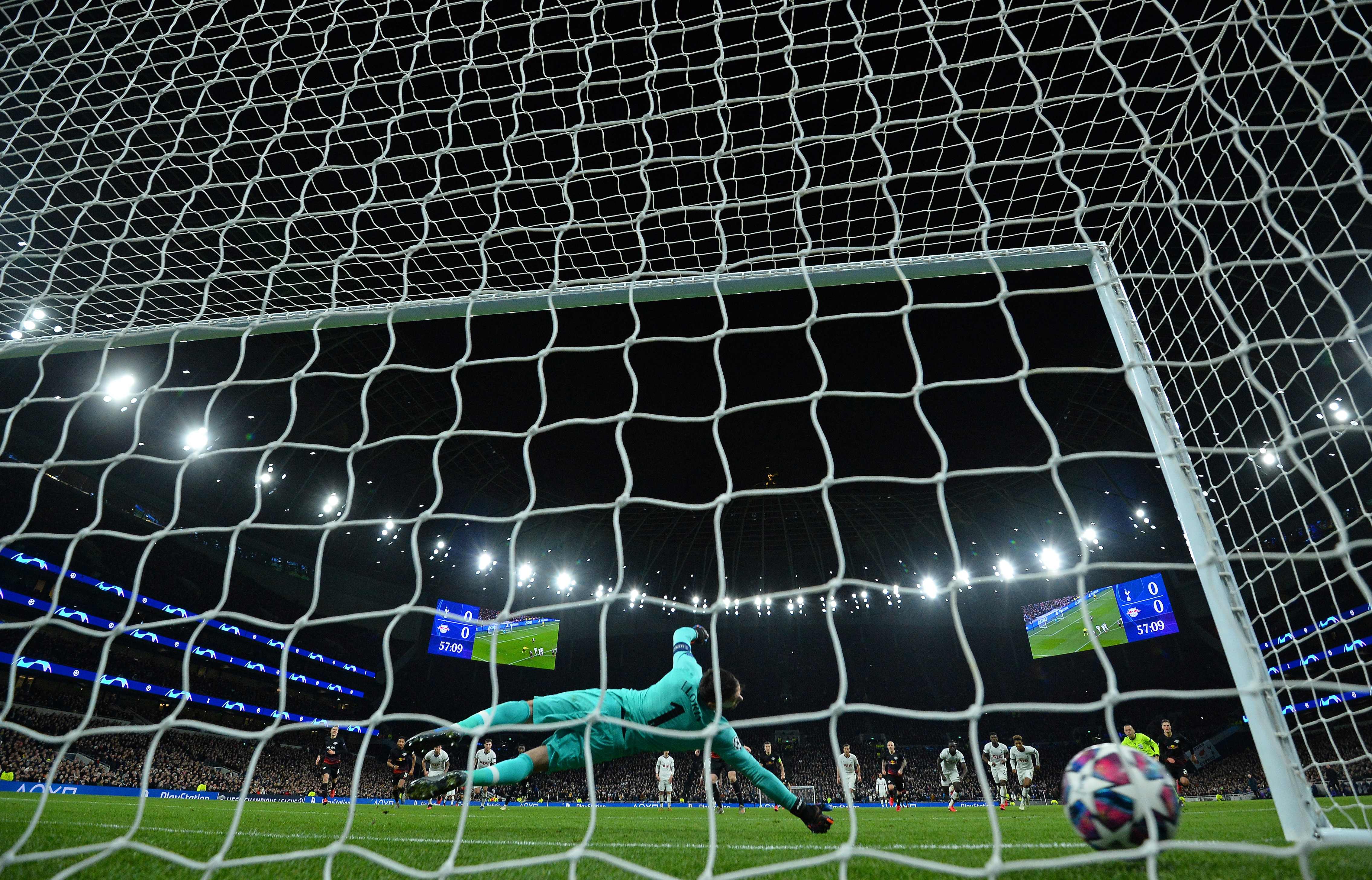 Kiper Tottenham Hotspur asal Prancis Hugo Lloris menyelam tetapi gagal menyelamatkan tembakan penalti dari striker RB Leipzig,  