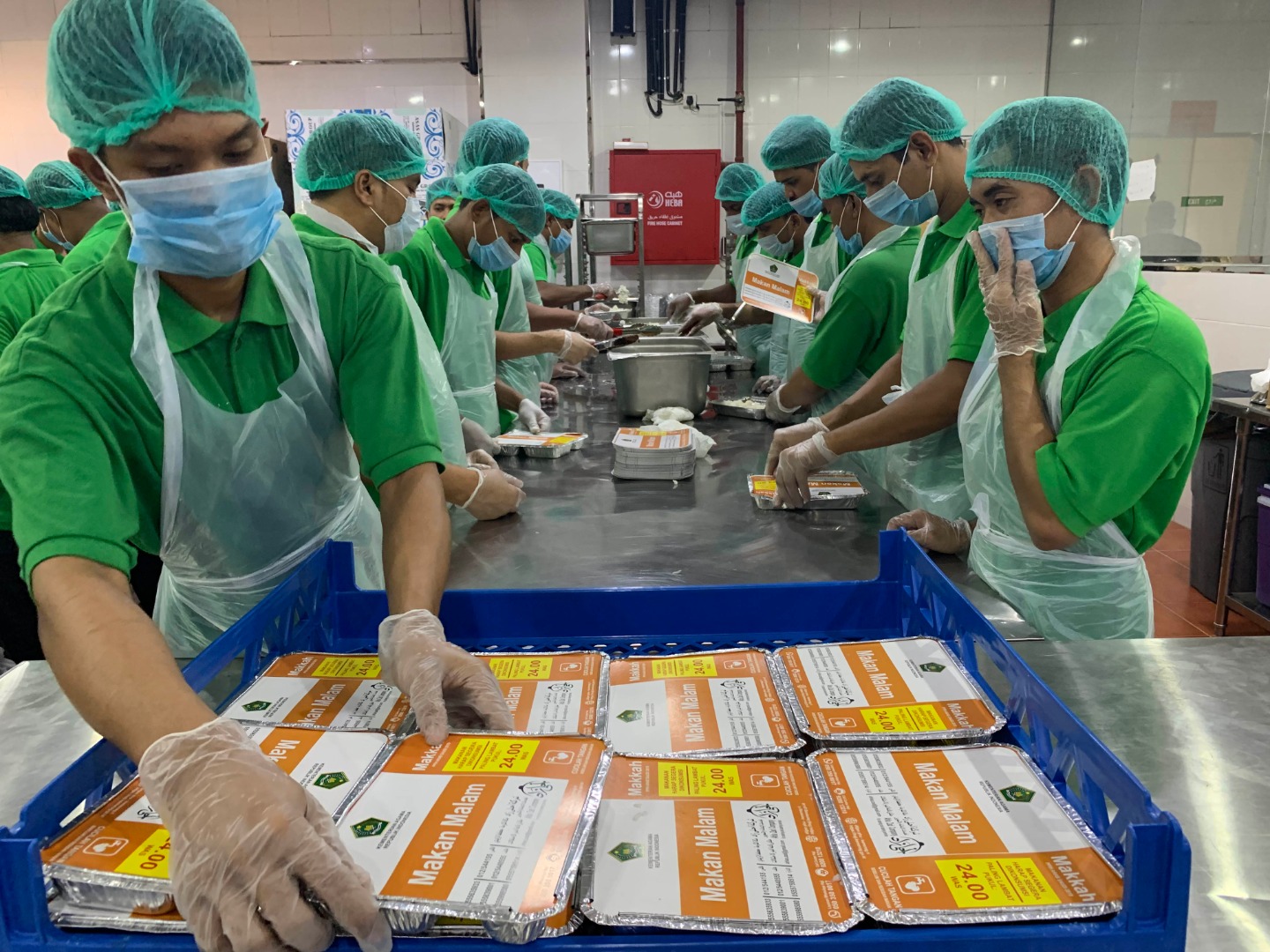 Sejumlah petugas menata makanan khas Indonesia untuk jamaah calon haji di dapur katering Ahla Zad Company, Mekkah.