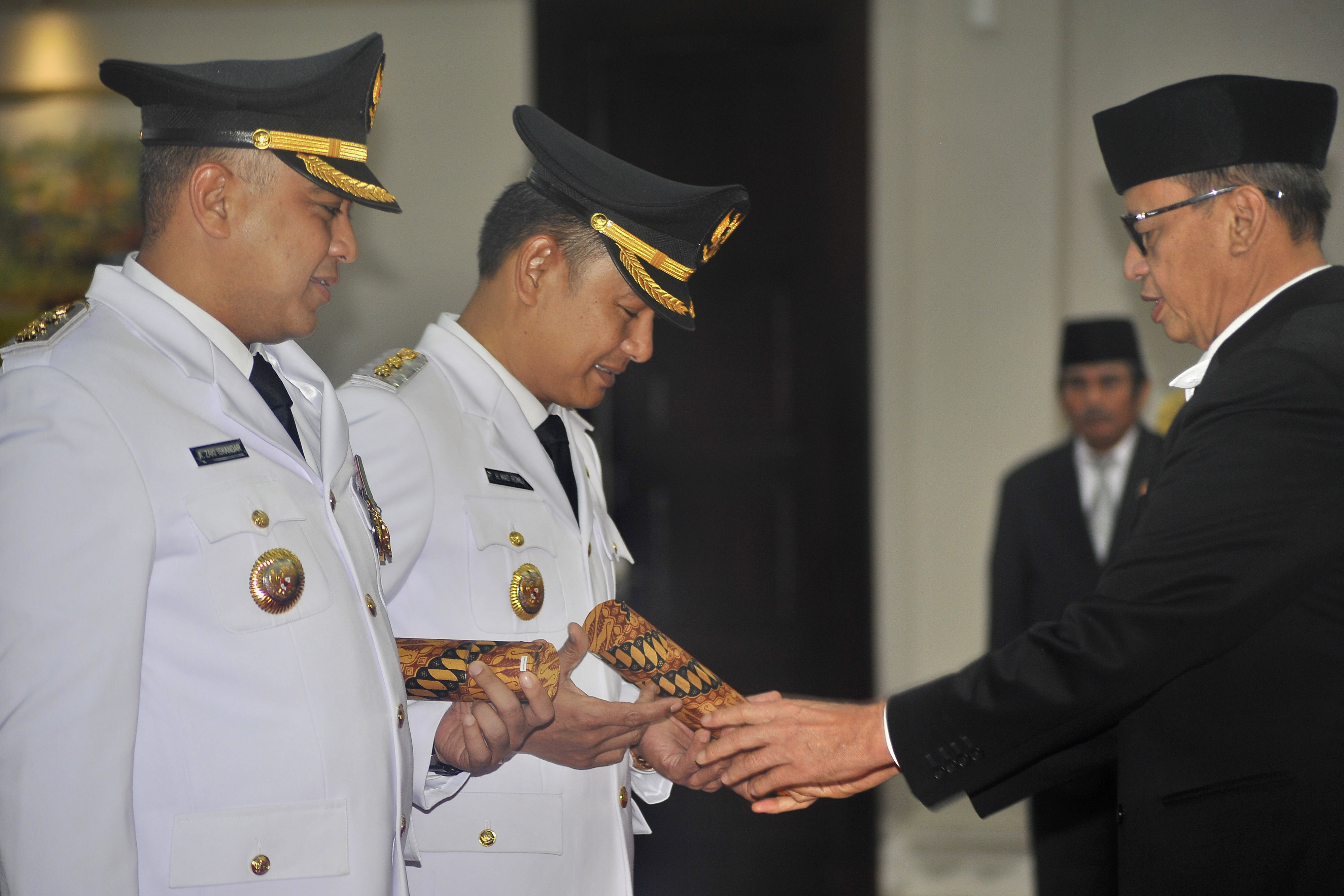 Pelantikan Bupati Tangerang terpilih periode 2018-2023 Ahmad Zaki Iskandar (kiri) bersama Wakilnya Mad Romli (tengah) di Serang, Banten.