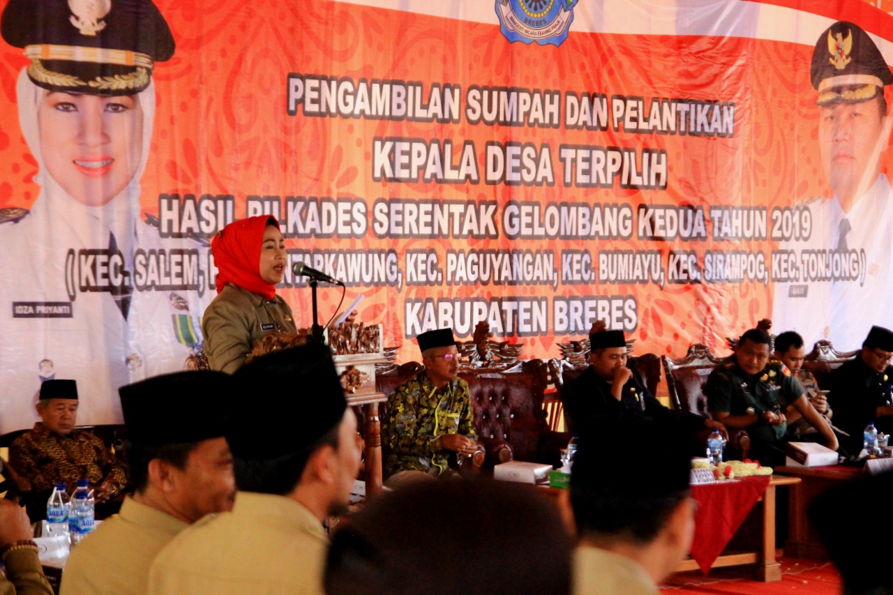 Bupati Brebes, Jawa Tengah, beri sambutan saat pelantikan Kades di Lapangan ASRI, Bumiayu, Brebes.