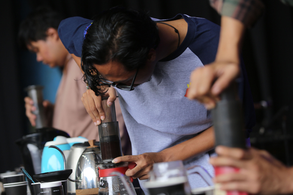 Barista mengikuti lomba meracik kopi pada Festival Kopi dalam rangkaian Ulang Tahun Ke-50 Media Indonesia di Kompleks Media Group.