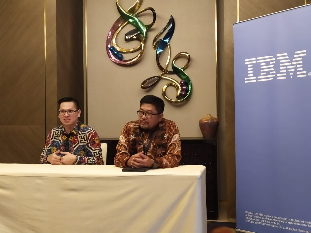 Presiden Direktur IBM Indonesia Tan Wijaya (kiri) bersama Direktur Informasi Kepabeanan dan Cukai Agus Sudarmadi saat jumpa pers di Jakarta