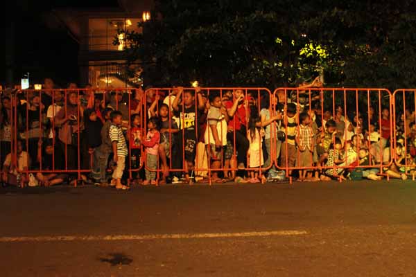 Ribuan peserta Wayang Jogja Night Carnival #3 melakukan pawai melewati Jalan Jenderal Sudirman.
