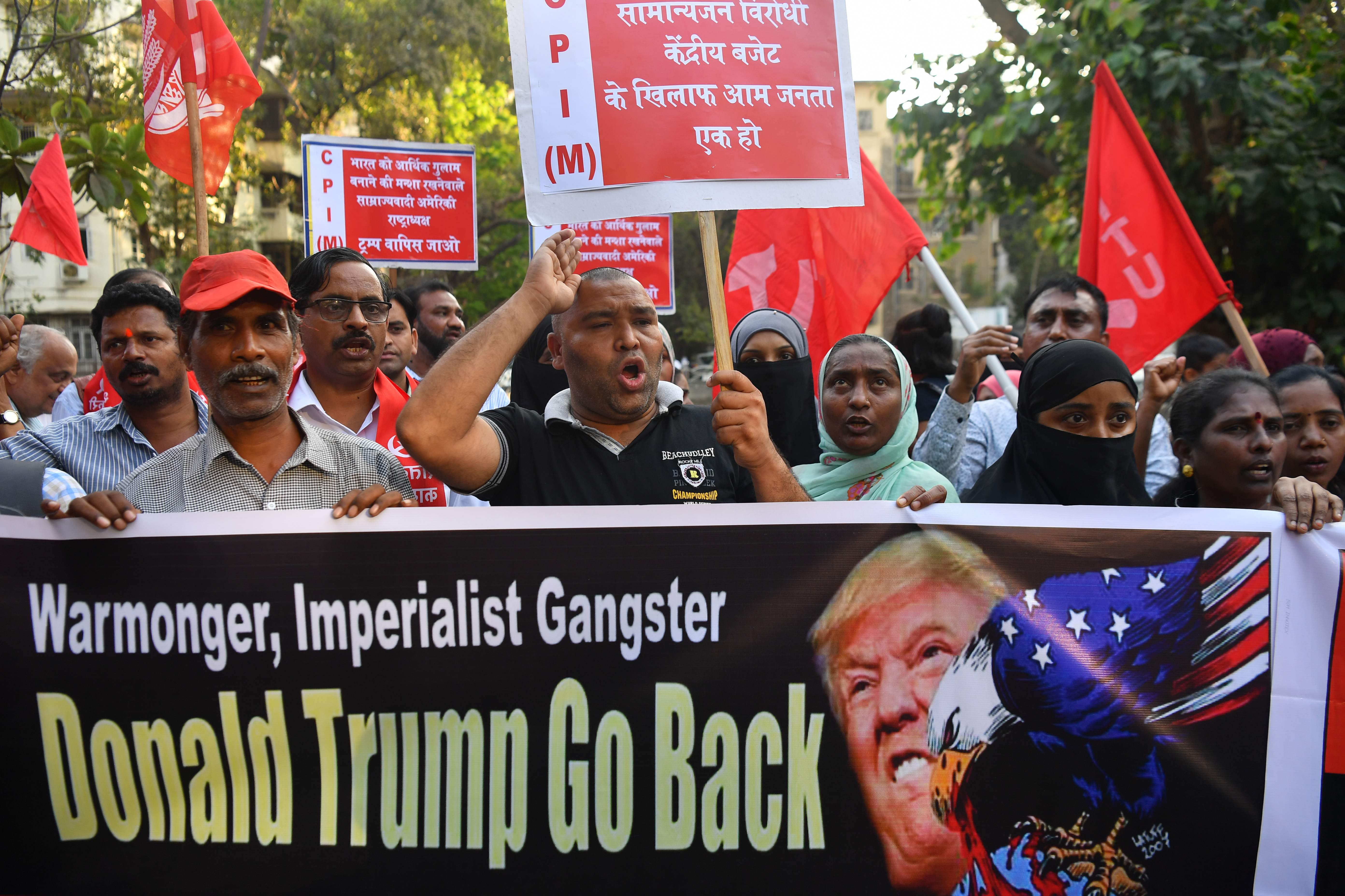  Aktivis dari Partai Komunis India meneriakkan protes yang mengarah kepada Presiden AS, Donald Trump.