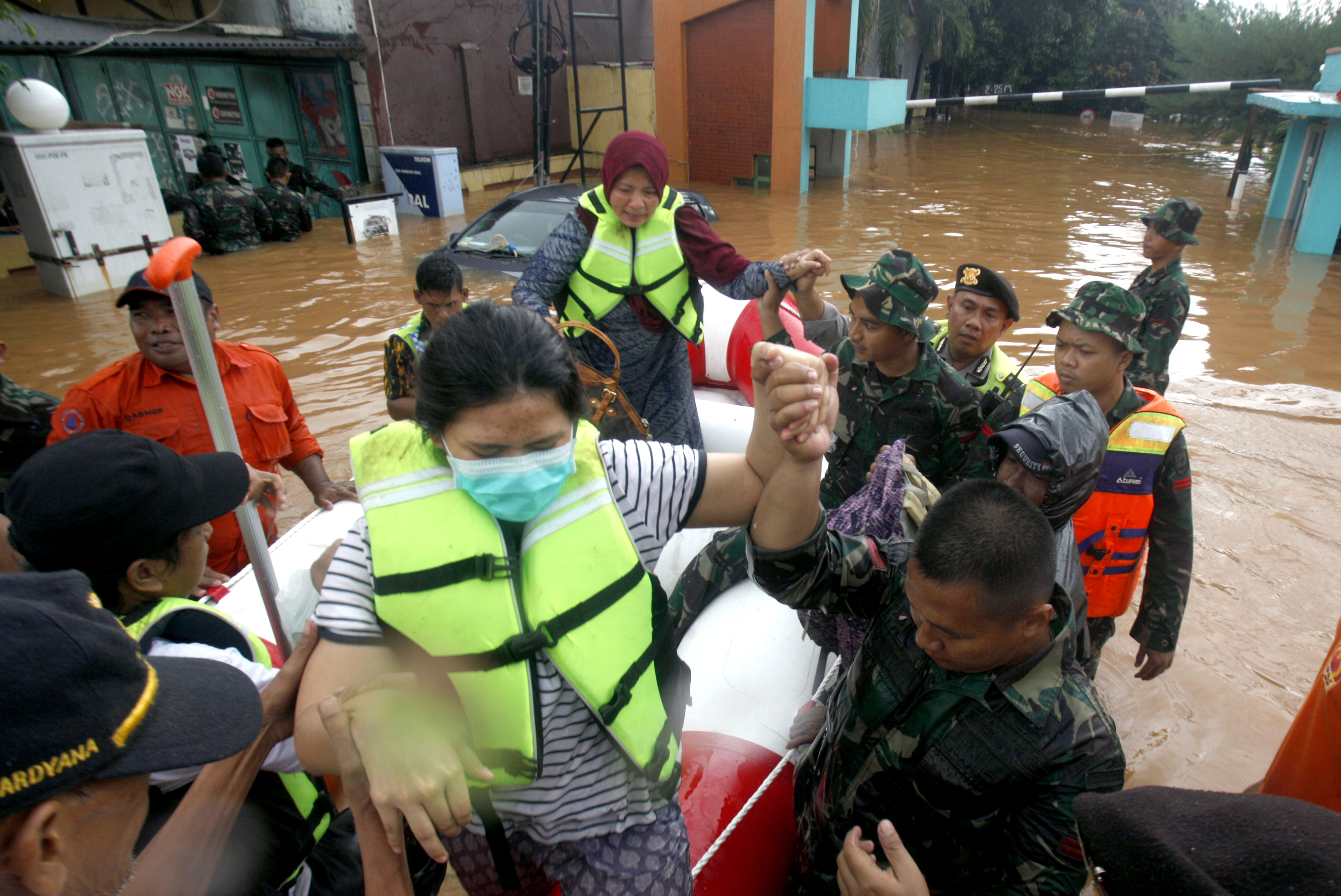 Warga dievakuasi dari rumahnya yang terendam banjir di Perumahan Bumi Nasio Indah , Jati Asih, Bekasi, Jawa Barat, Selasa (25/2).