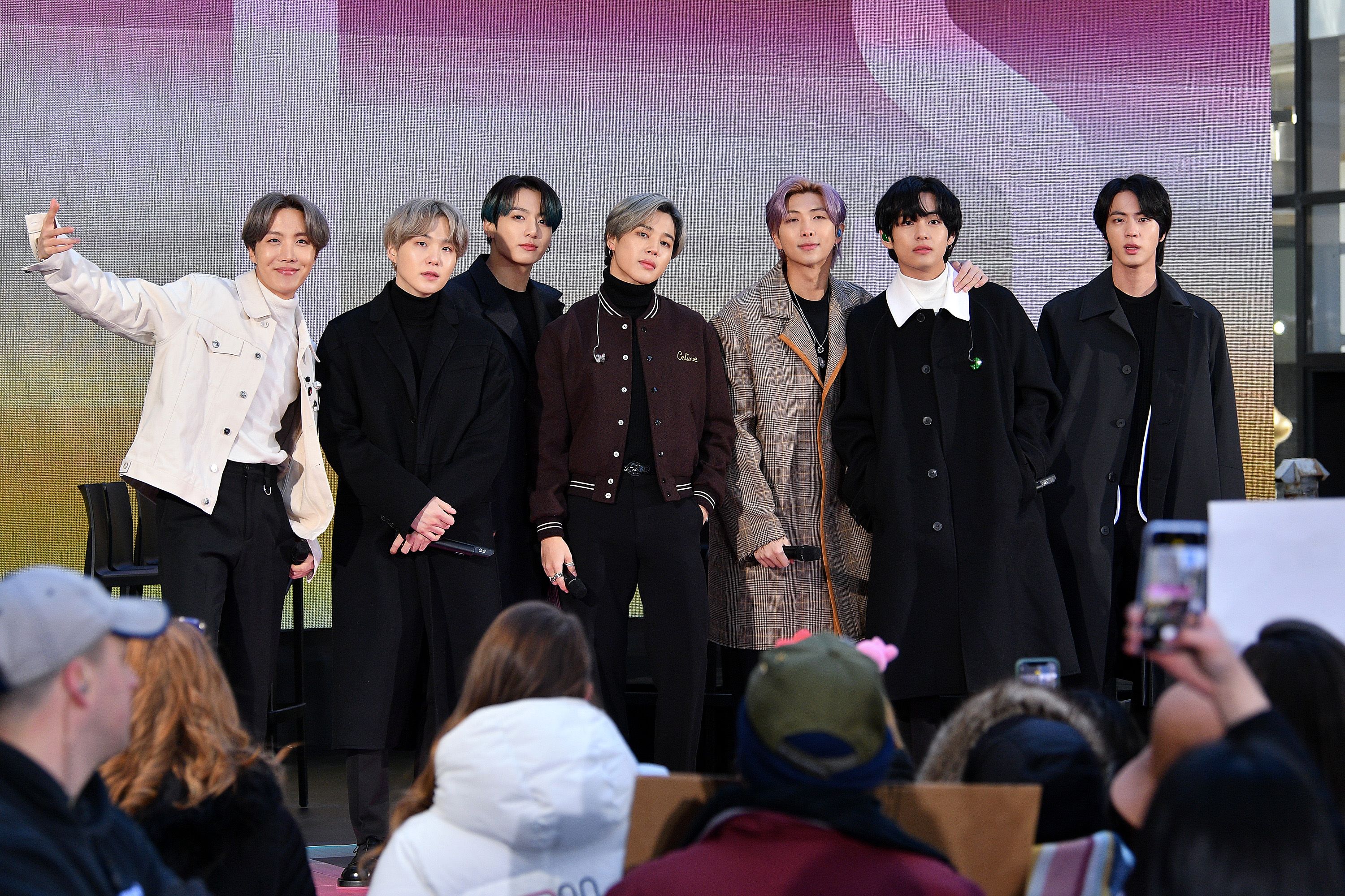 Kelompok musik BTS saat menghadiri acara bincang 'Today' yang dipandu Jimmy Fallon, di New York, AS, Jumat (21/2)