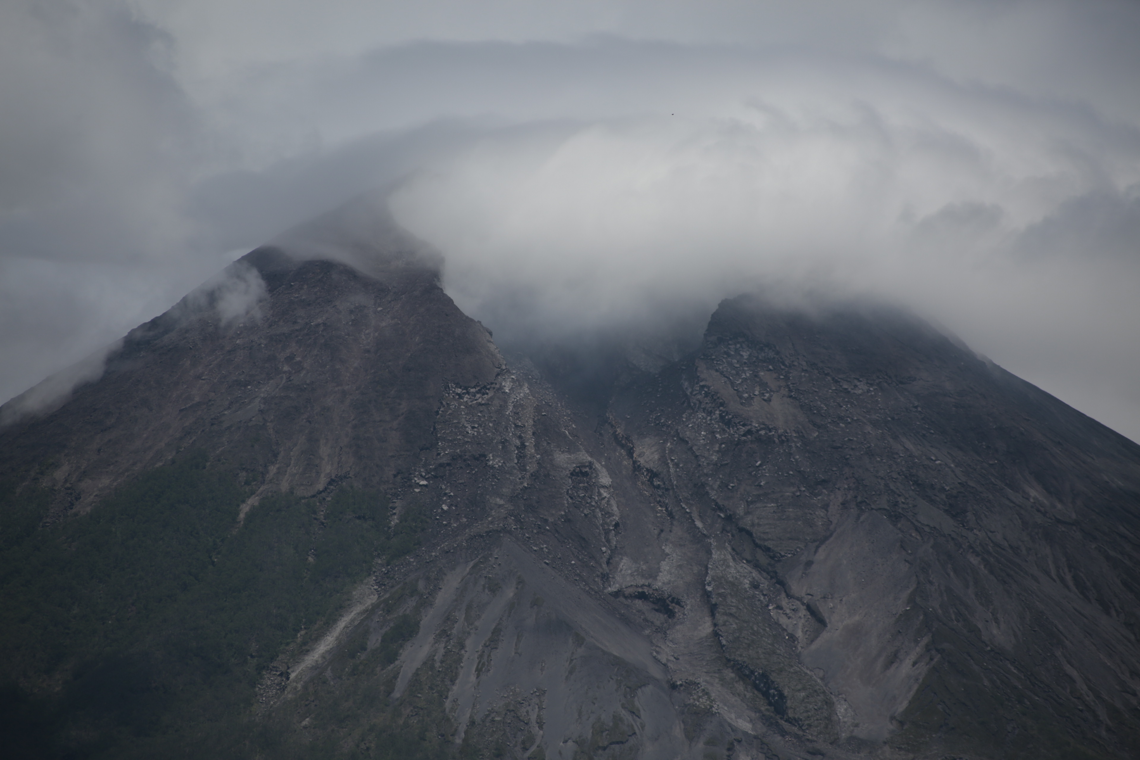 Kawah Gunung Merapi terlihat dari Desa Srunen, Glagaharjo, Cangkringan, Sleman, DI Yogyakarta.