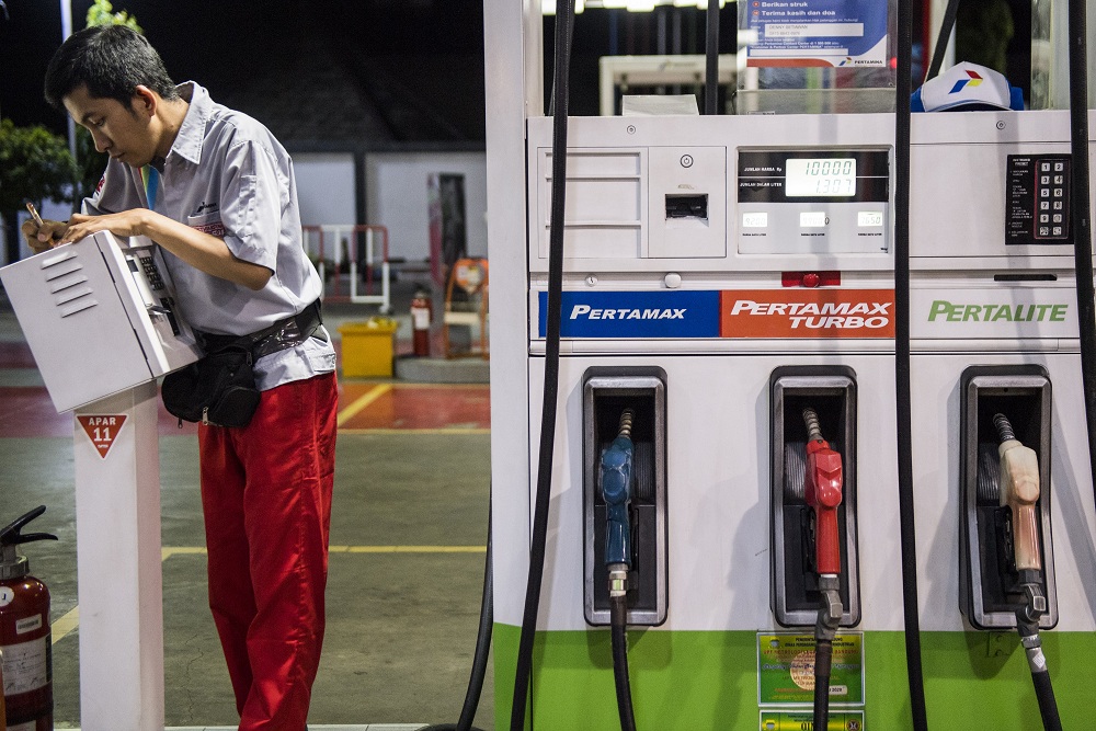Operator di SPBU Dago, Bandung, Jawa Barat, Minggu (5/1). Harga BBM diprediksi turun pada awal Maret 2020.