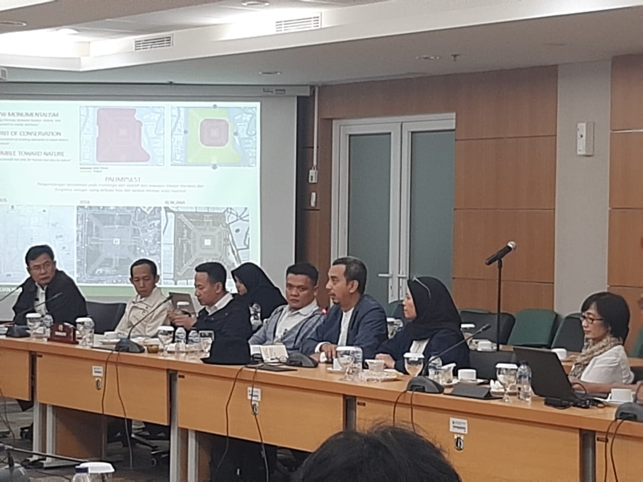 Komisi D DPRD DKI Jakarta mengadakan rapat dengan Pemprov DKI dan pemenang sayembara desain revitalisasi Monas.