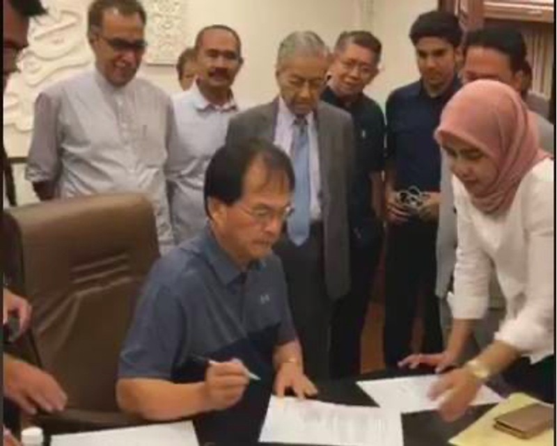 Mahathir Mohamad saksikan politikus Baru Bian nyatakan dukungan untuk Pakatan Harapan.