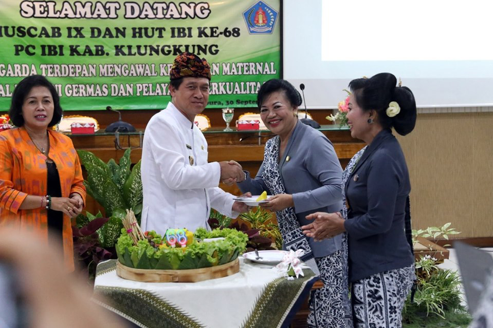 Bupati Klungkung I Nyoman Suwirta menghadiri Muscab dan HUT Ikatan Bidan Indonesia (IBI) Klungkung, Senin (30/9).