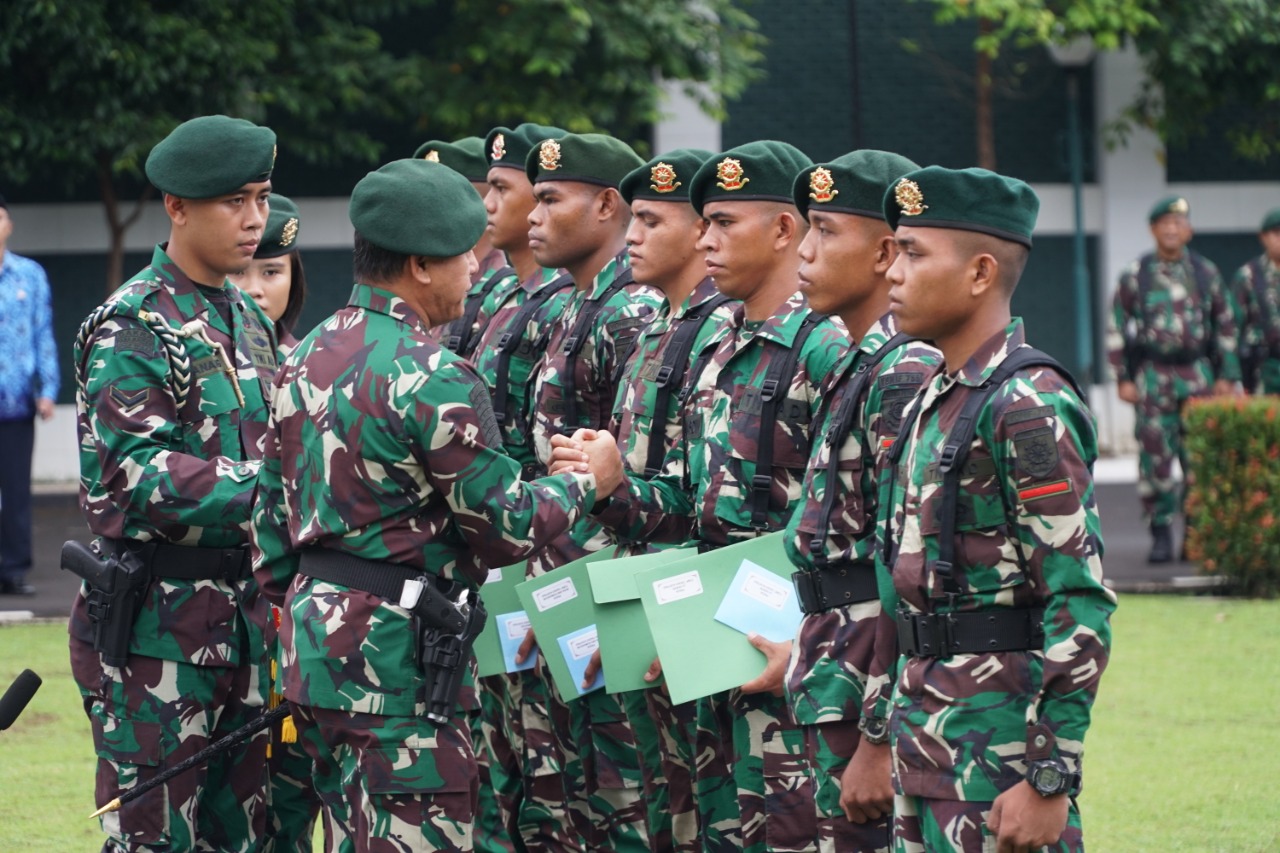 Pangkostrad Letnan Jenderal TNI Besar Harto Karyawan memberikan penghargaan kepada tujuh prajurit Divif 3 Kostrad.
