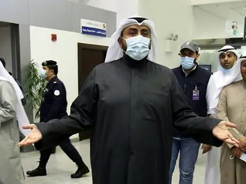 Menteri Kesehatan Kuwait Sheikh Basel al-Sabah mengenakan masker berbicara kepada media di Bandara Sheikh Saad.