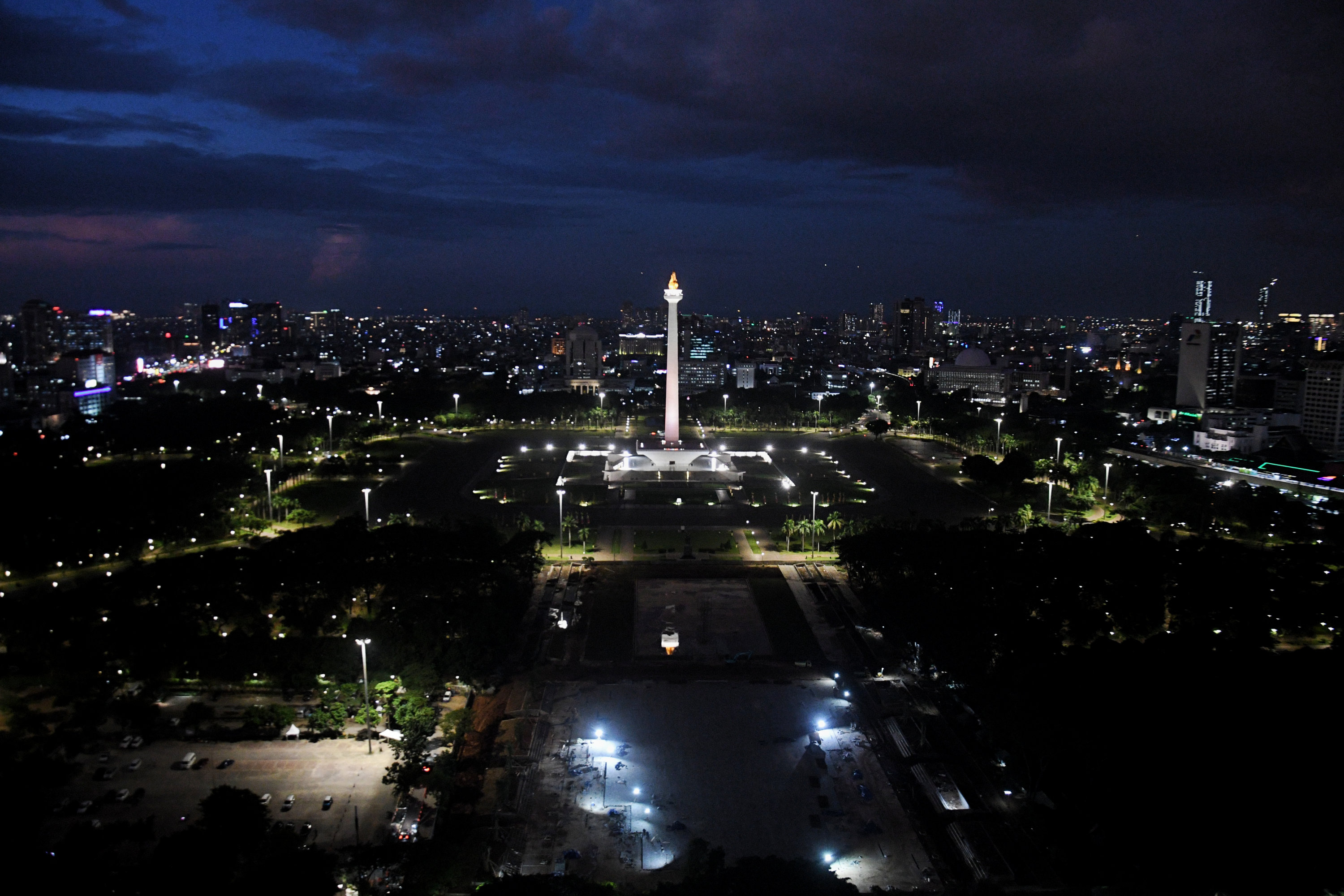 Suasana Monas di malam hari.
