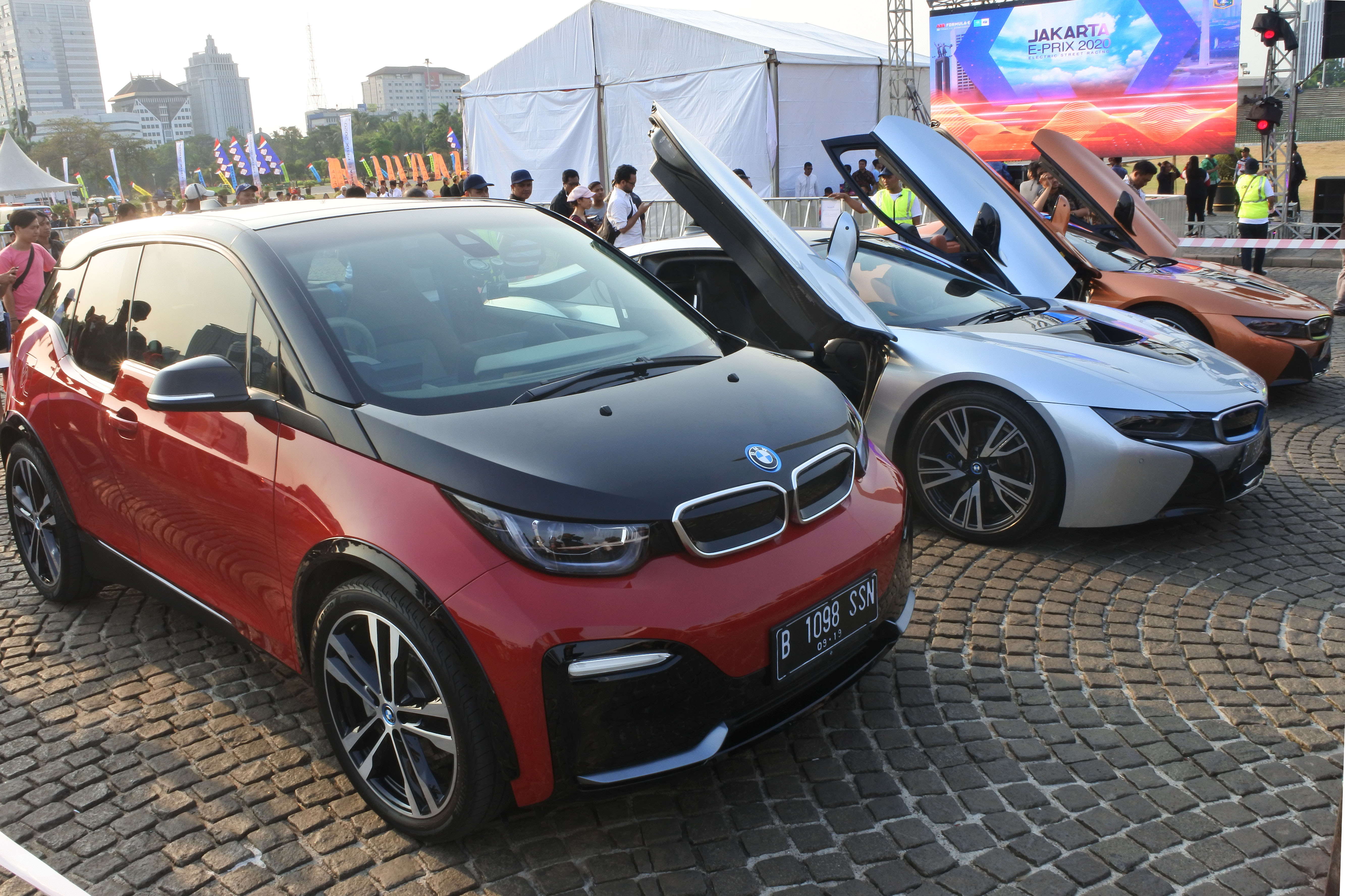 Mobil listrik BMW I3s, BMW i8 Coupe, BMW i8 Roadster dipajang dalam konferensi pers Jakarta E-Prix 2020 di Monas