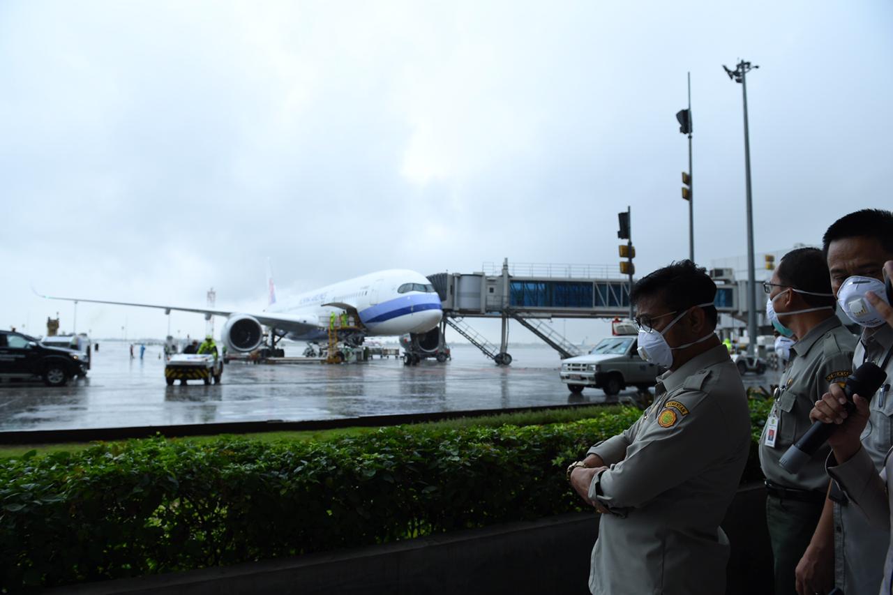 Mentan Syahrul Yasin Limpo (ketiga dari kanan) di Bandara Soekarno-Hatta, Tangerang, Banten.