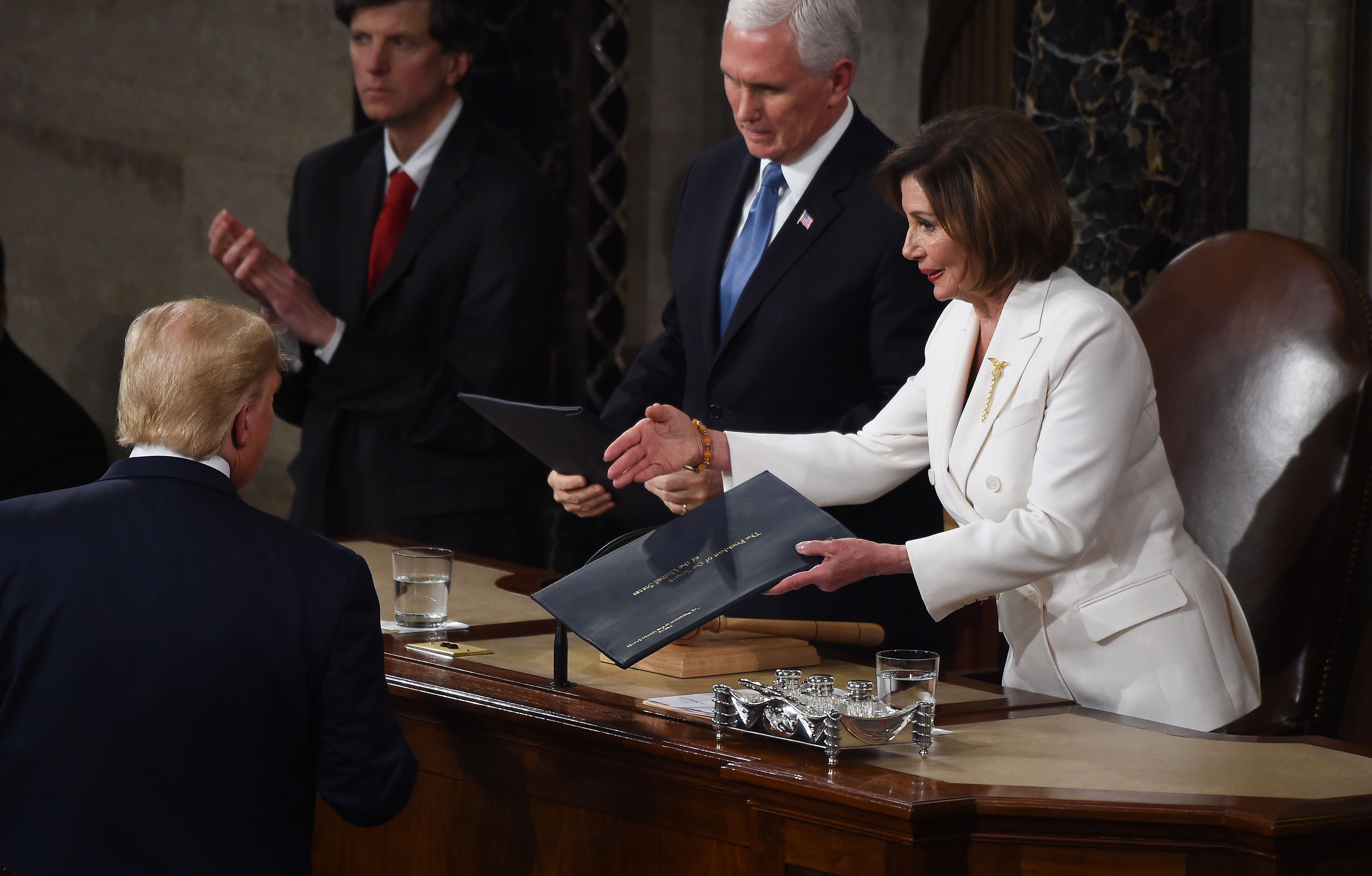 Presiden AS, Donald Trump menolak salaman Ketua DPR AS Nancy Pelosi 