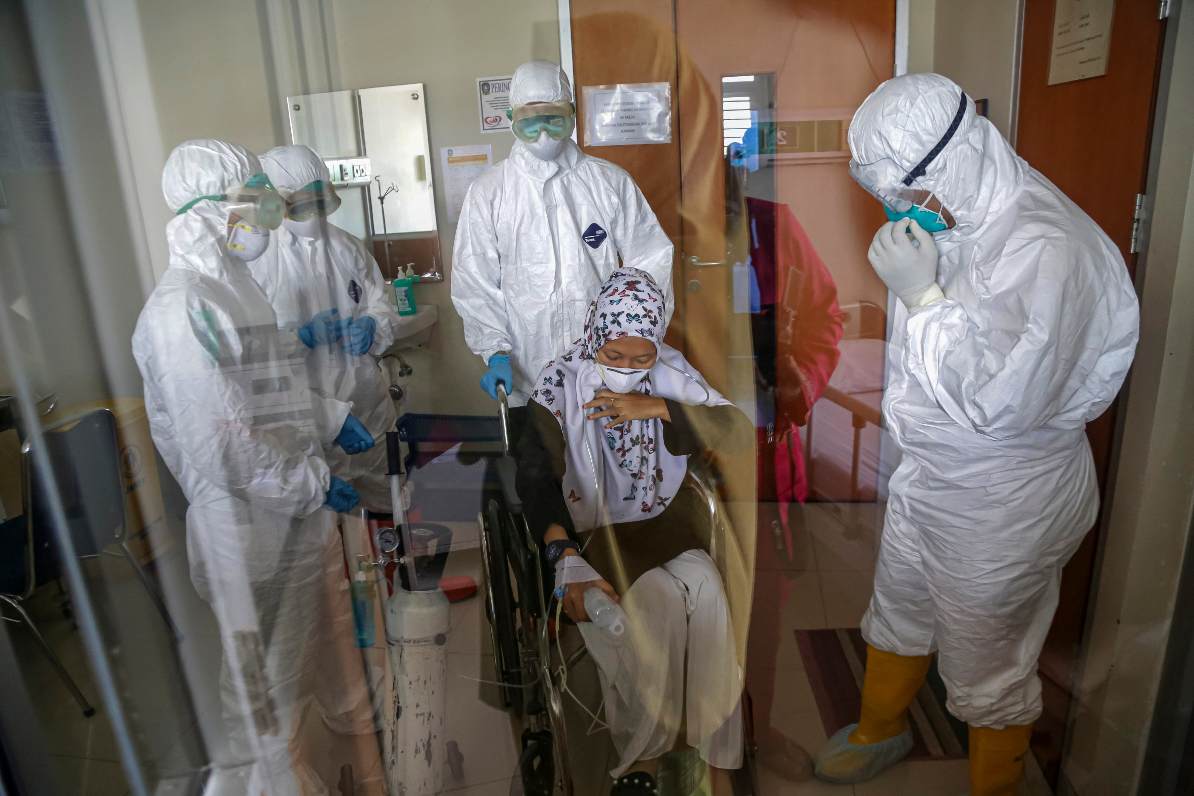 Petugas kesehatan melakukan simulasi penanganan medis pasien virus korona di RSUD Raja Ahmad Tabib, Tanjungpinang, Kepulauan Riau.