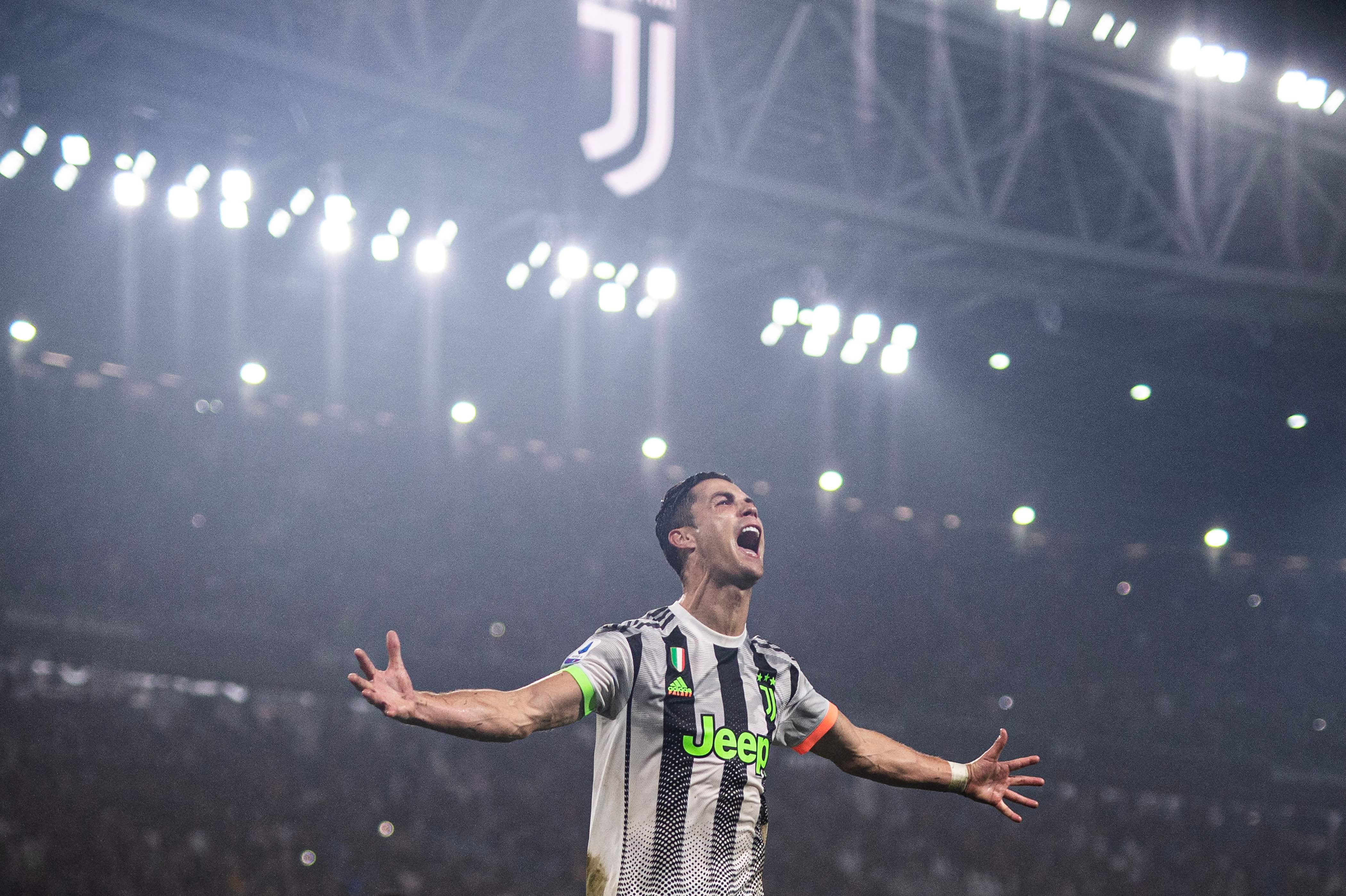 Bintang Juventus Cristiano Ronaldo melakukan selebrasi usai mencetak gol di Allianz Stadium, Turin.