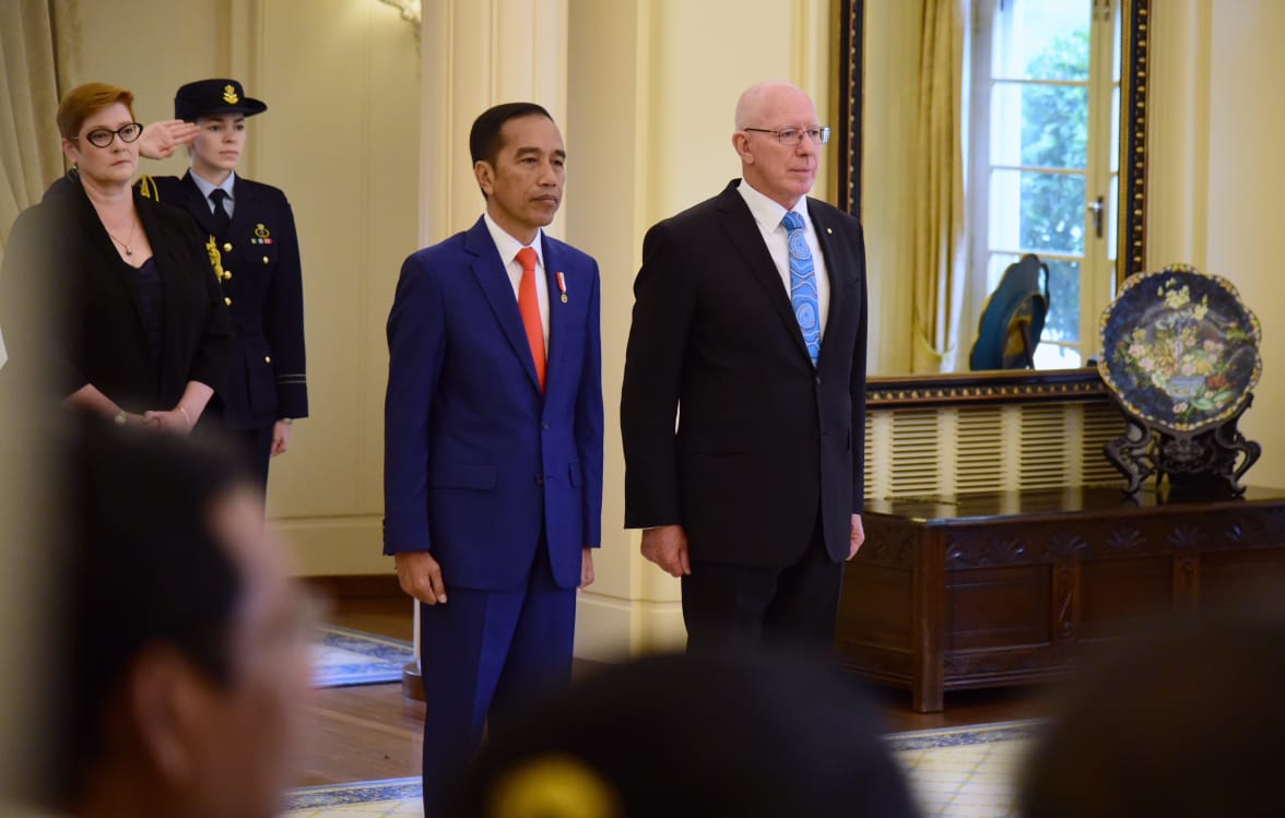 Presiden Joko Widodo disambut Gubernur Jenderal Australia, David Hurley, di Government House, Canberra, Minggu (9/2).