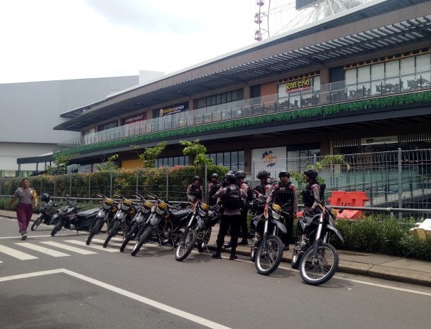 Polisi melakukan pengamanan di sekitar Mall AEON Jakarta Garden City pascaprotes warga terkait banjir.