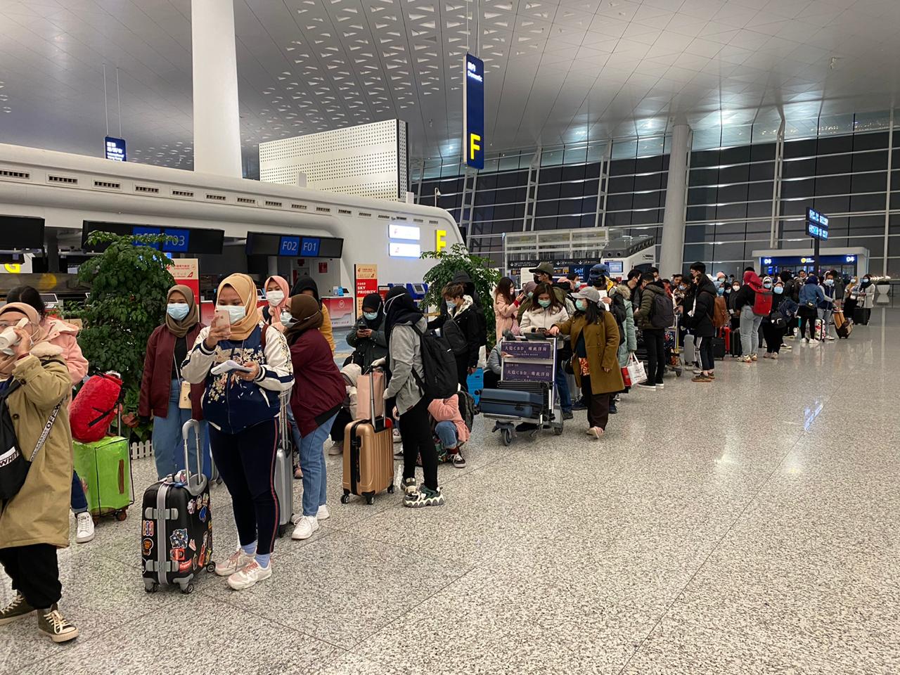 Para WNI saat dievakuasi dari Wuhan, 1 Februari lalu.