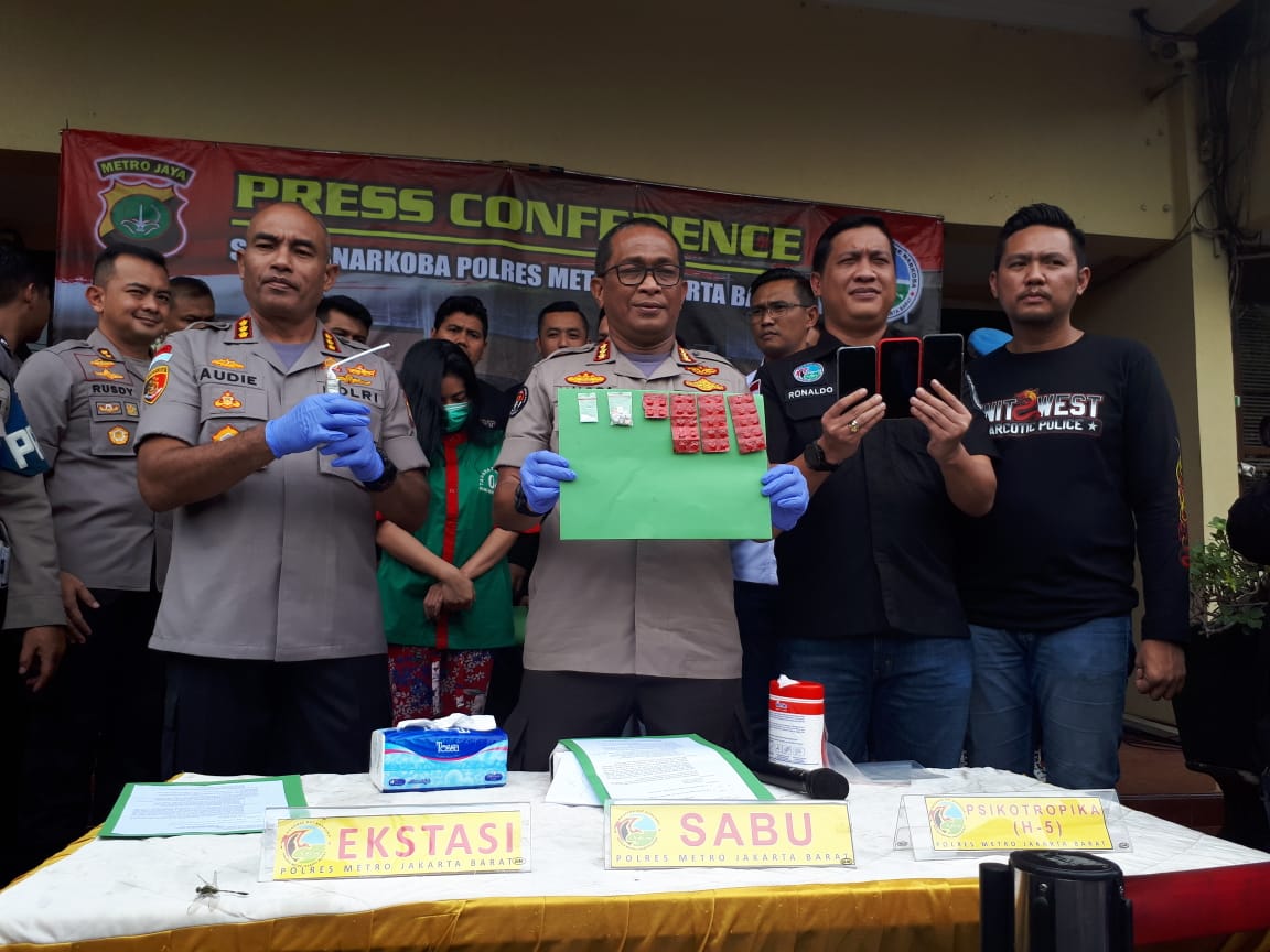 Kabid Humas Polda Metro Jaya, Kombes Pol Yusri Yunus (tengah) saat rilis kasus narkoba yang melibatkan Vitalia Sesha