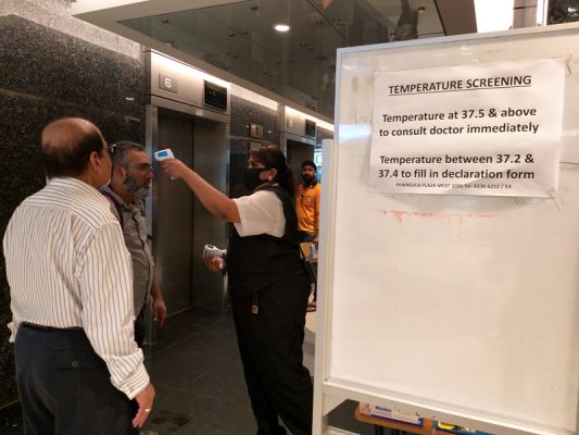 Banyak negara yang melakukan upaya preventif penyebaran virus Corona, mulai dari karantine sukarela sampai cek suhu tubuh di tempat umum.