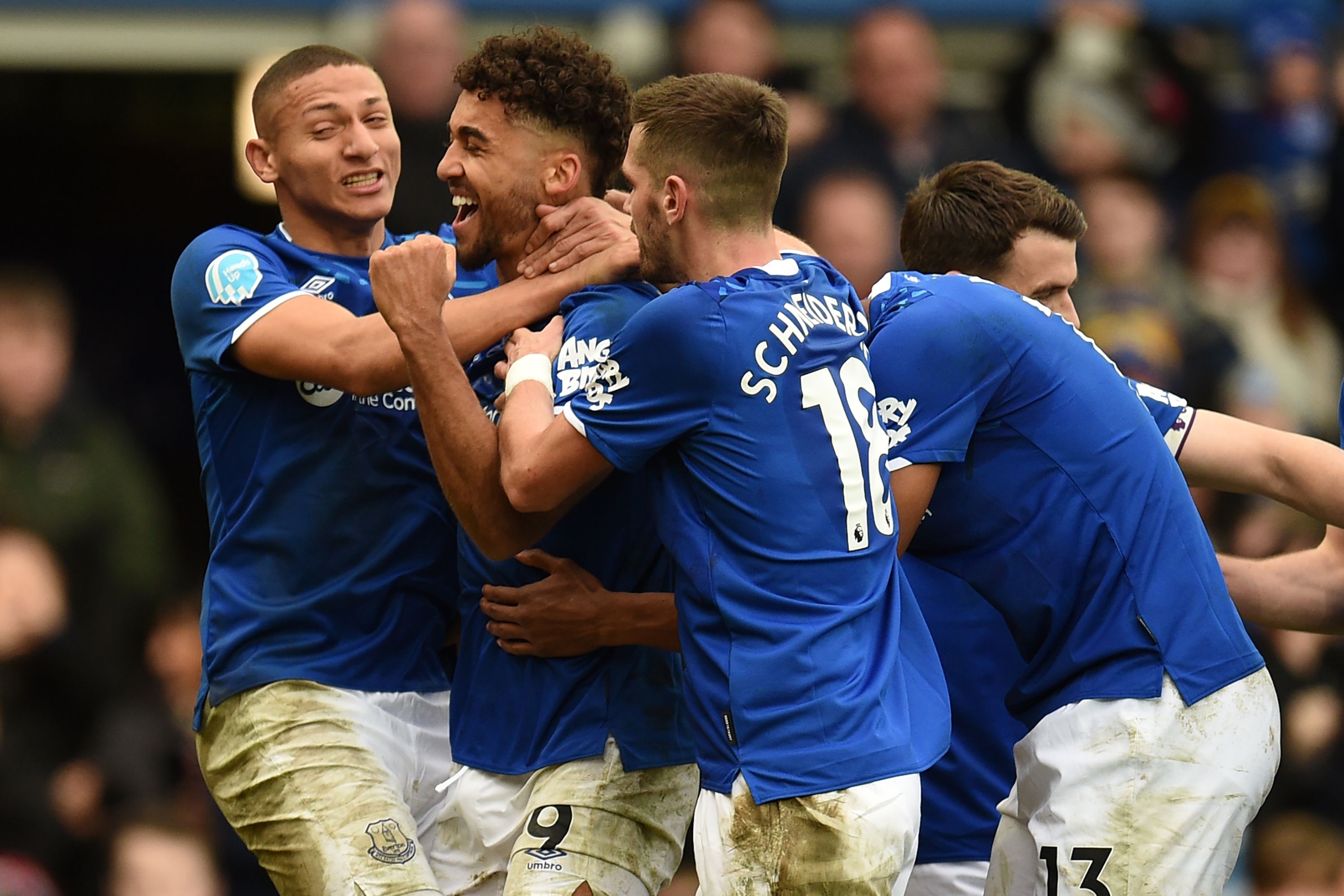 Para pemain Everton melakukan selebrasi usai mencetak gol ke gawang Crystal Palace dalam laga lanjutan Liga Primer Inggris